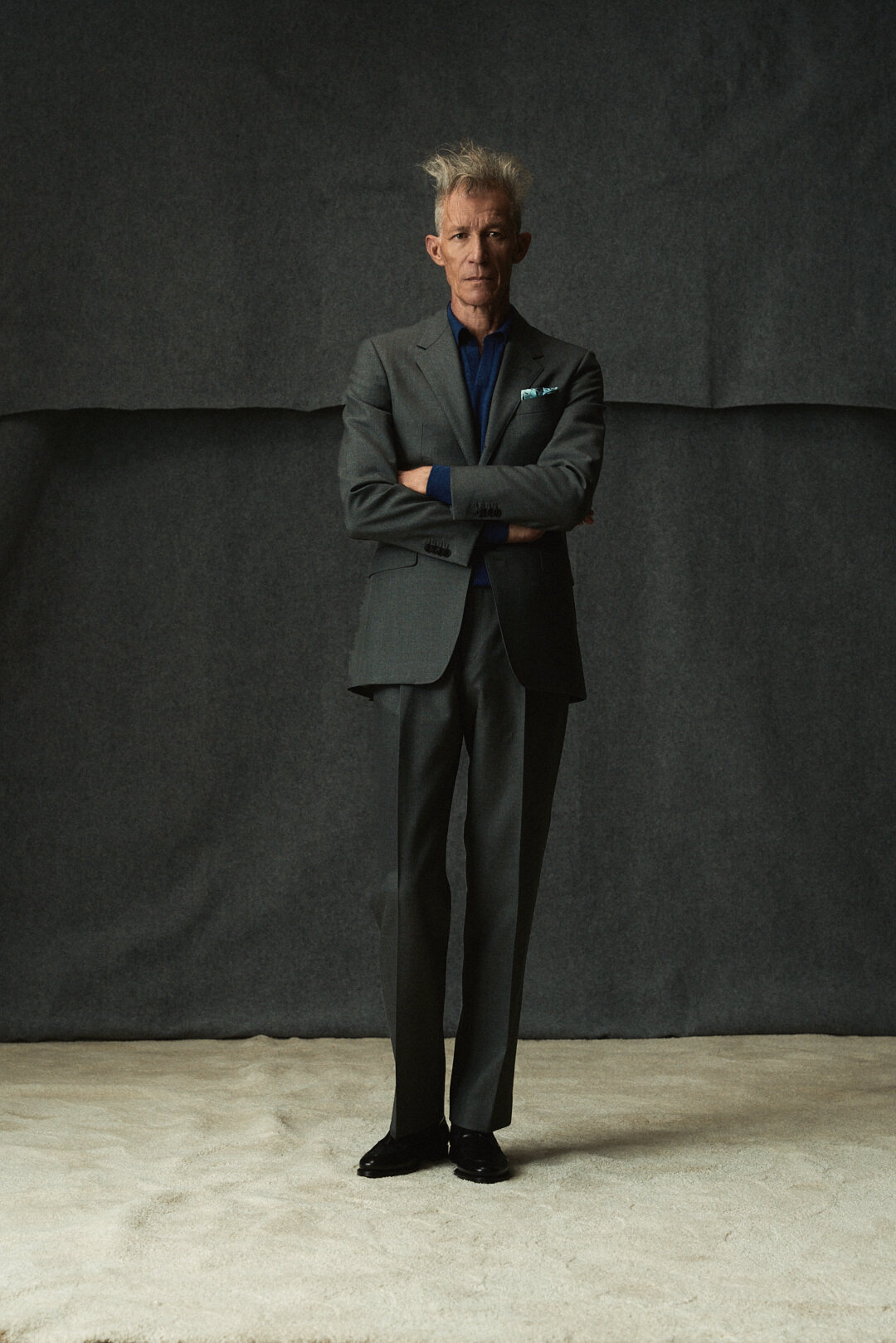 Grey Twill Anzug mit Medium Blue Knitwear — Monokel Berlin Herbst | Winter 2026 Lookbook