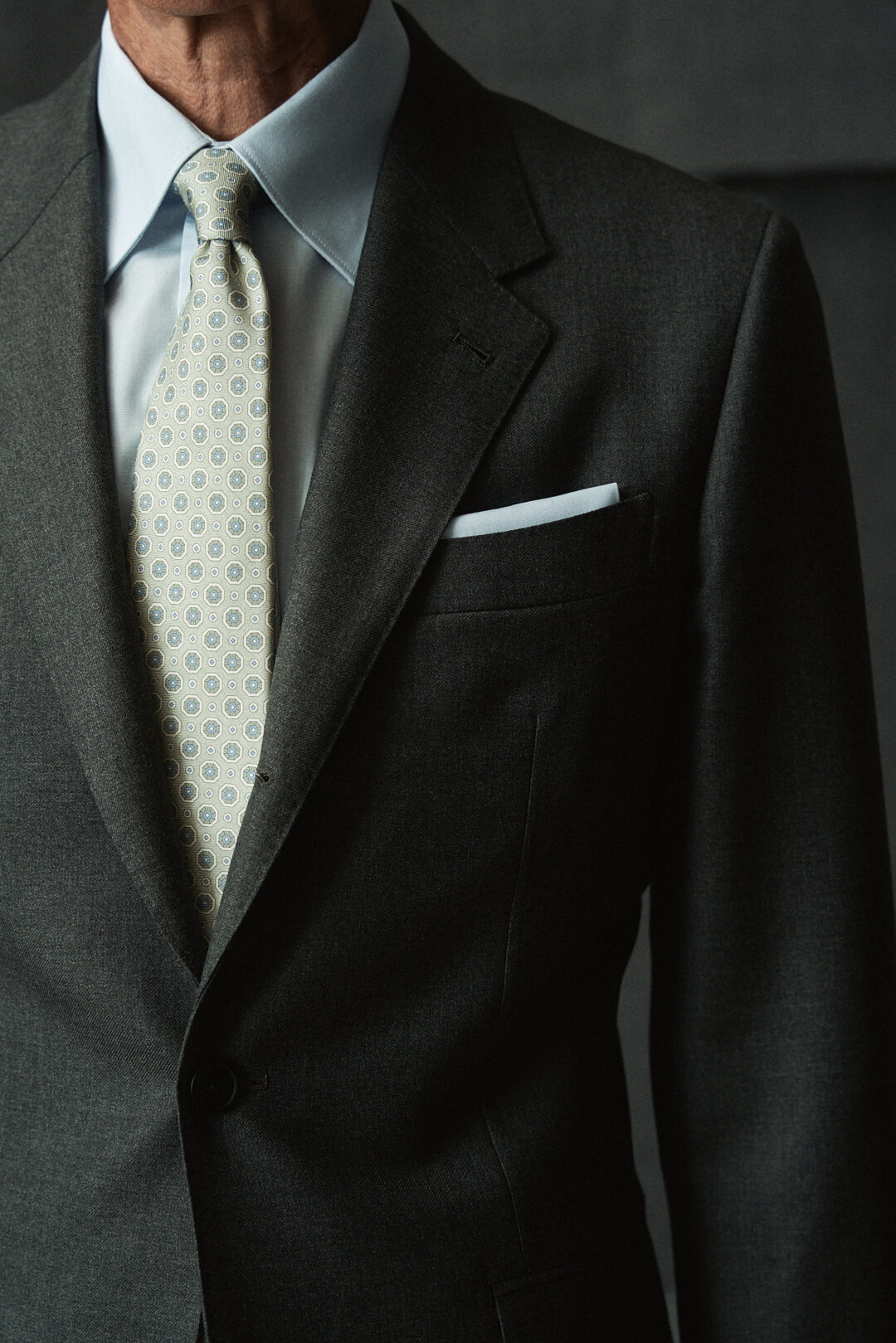Grey Twill Anzug mit Light Blue Poplin Fil-A-Fil Hemd, Ansicht 4