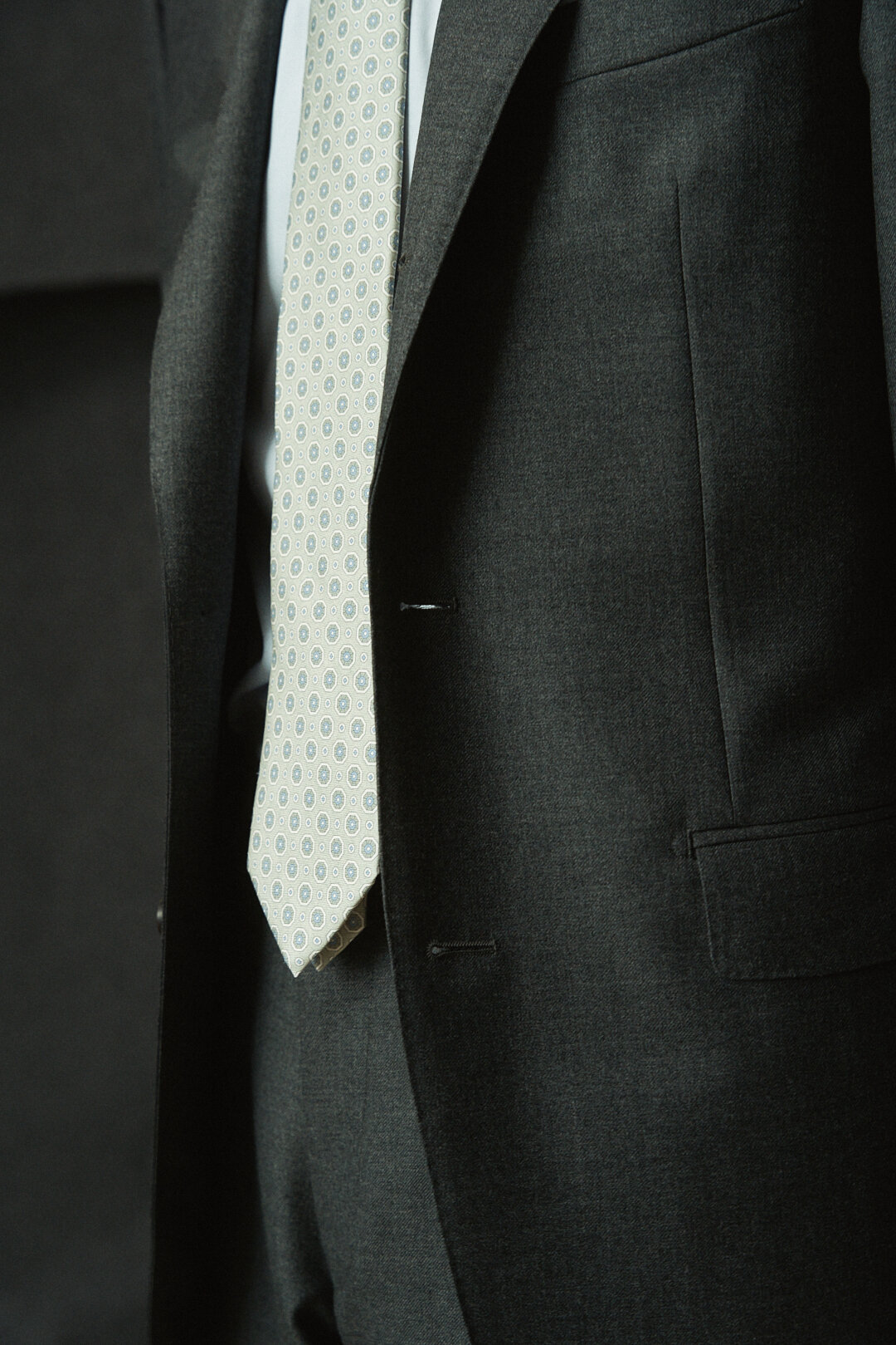 Grey Twill Anzug mit Light Blue Poplin Fil-A-Fil Hemd, Ansicht 6