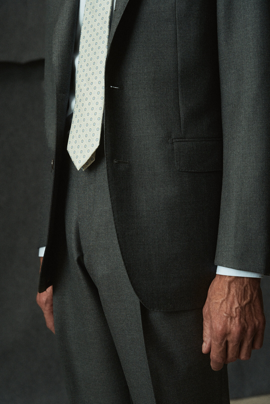 Grey Twill Anzug mit Light Blue Poplin Fil-A-Fil Hemd, Ansicht 7