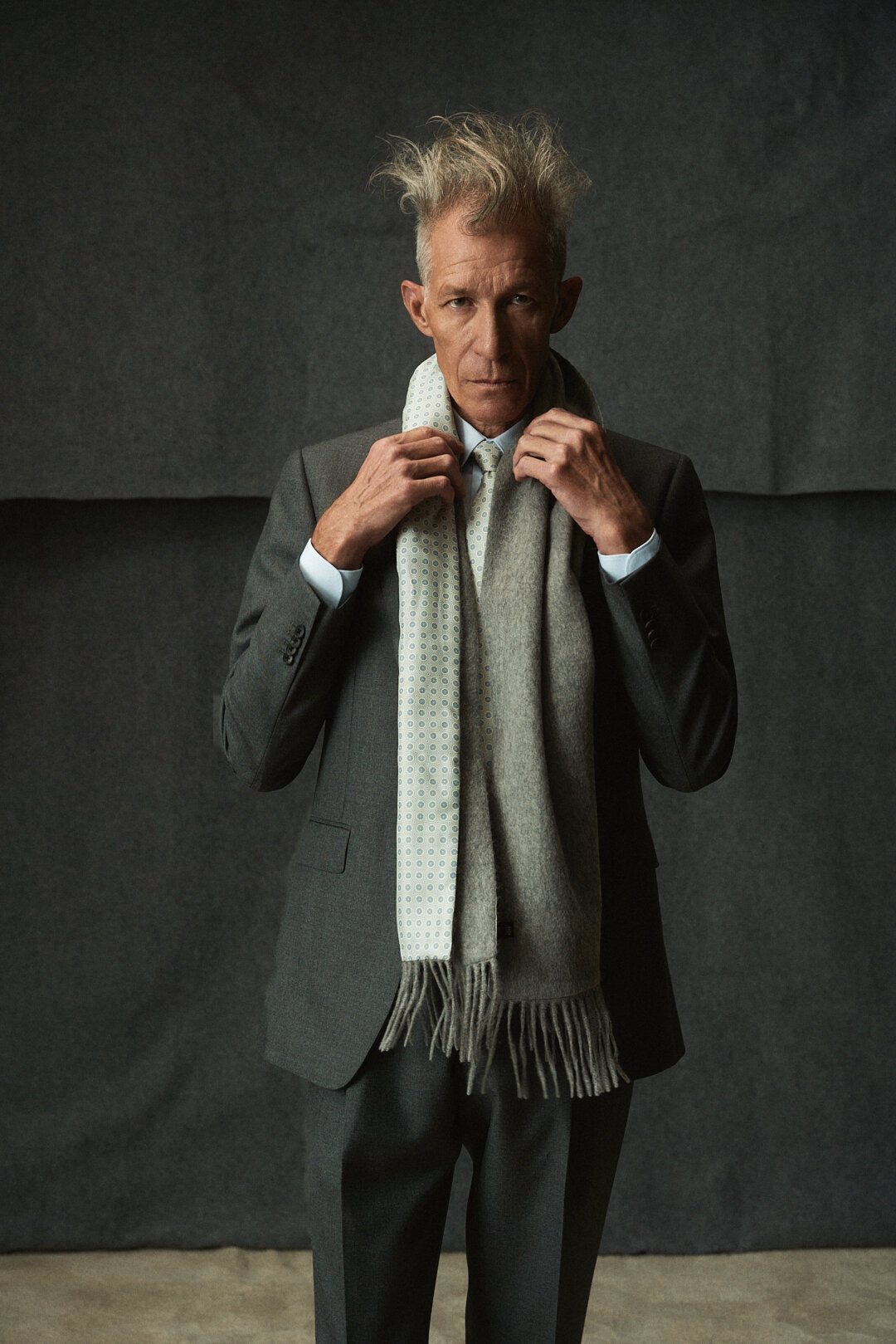 Grey Twill Anzug mit Light Blue Poplin Fil-A-Fil Hemd, Ansicht 10