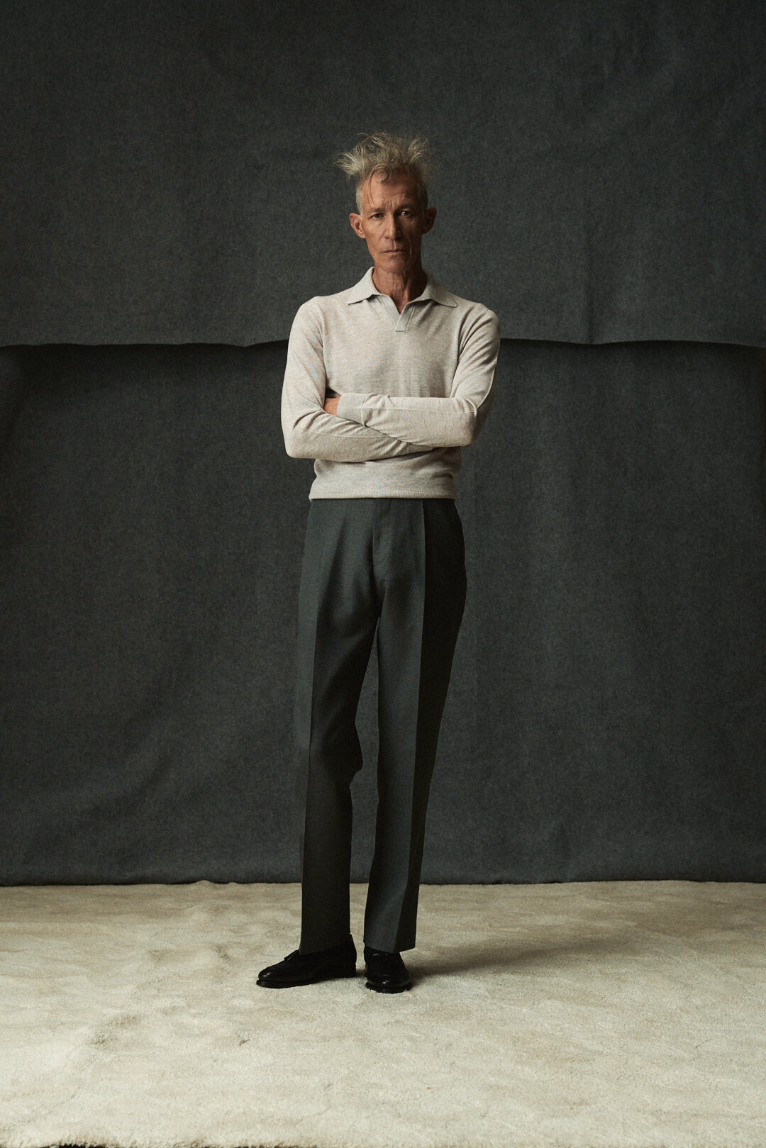 Light Taupe Polo Knit mit Grey Twill Hose — Monokel Berlin Herbst | Winter 2026 Lookbook