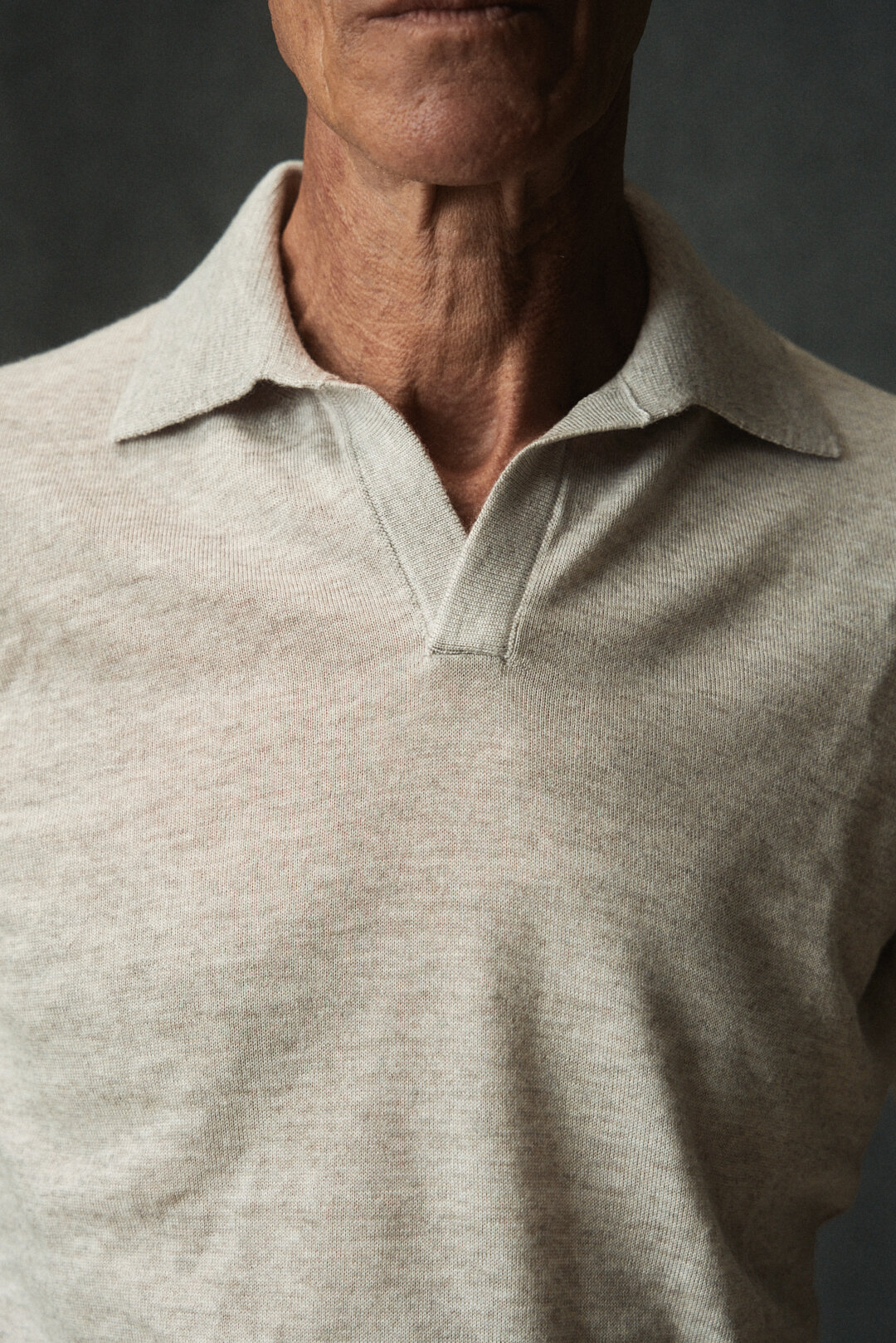 Light Taupe Polo Knit mit Grey Twill Hose — Detail