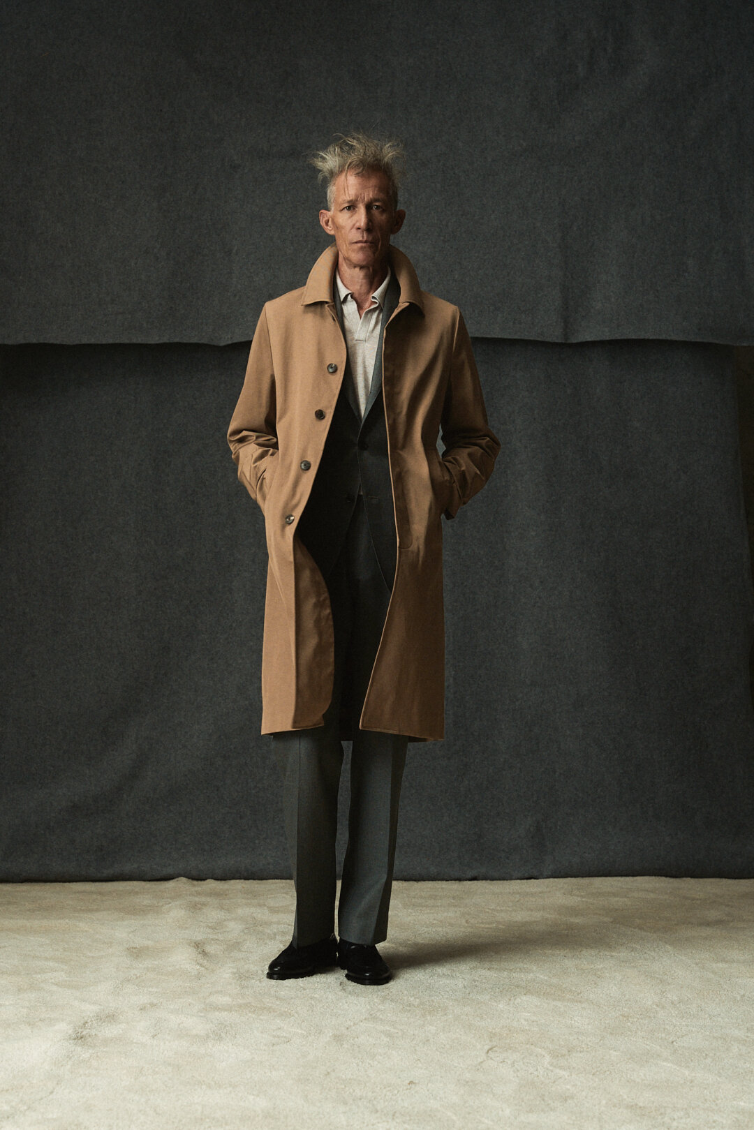 Grey Twill Anzug mit Camel Trenchcoat und Polo Knit, Ansicht 3