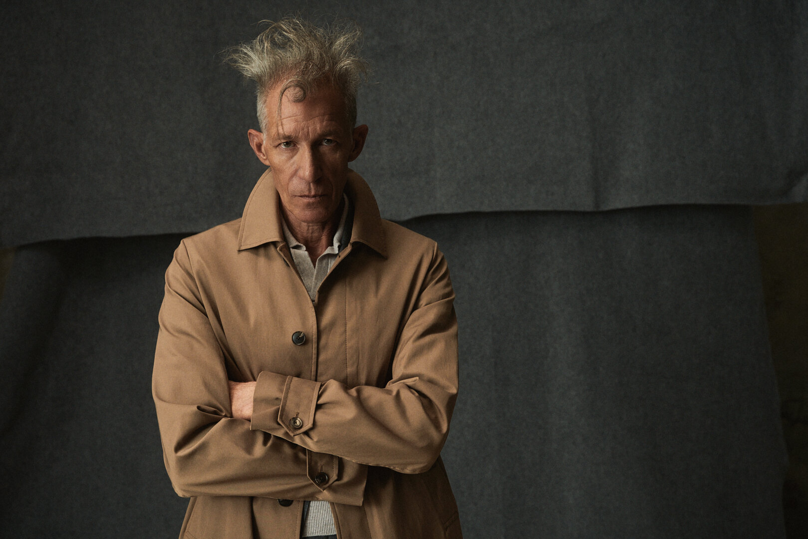 Grey Twill Anzug mit Camel Trenchcoat und Polo Knit, Ansicht 6