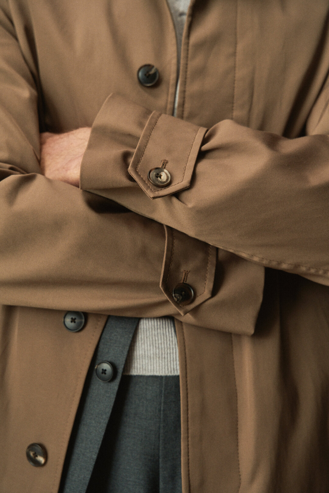 Grey Twill Anzug mit Camel Trenchcoat und Polo Knit, Ansicht 4