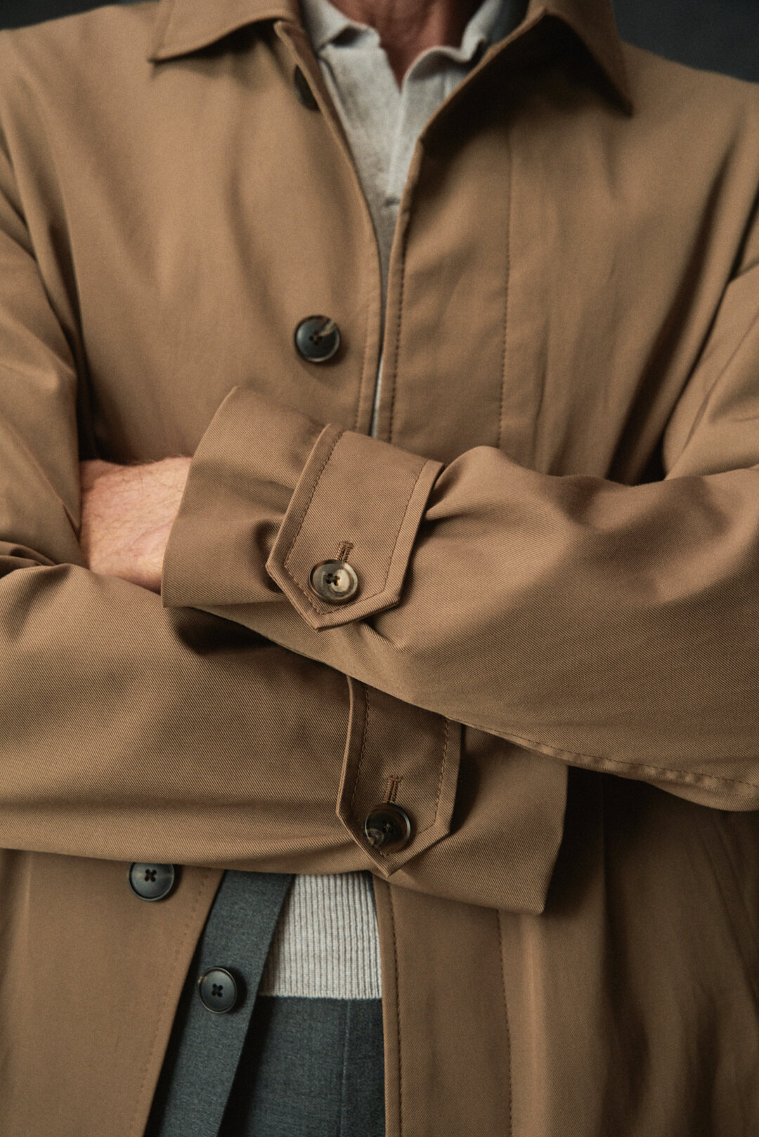 Grey Twill Anzug mit Camel Trenchcoat und Polo Knit, Ansicht 5