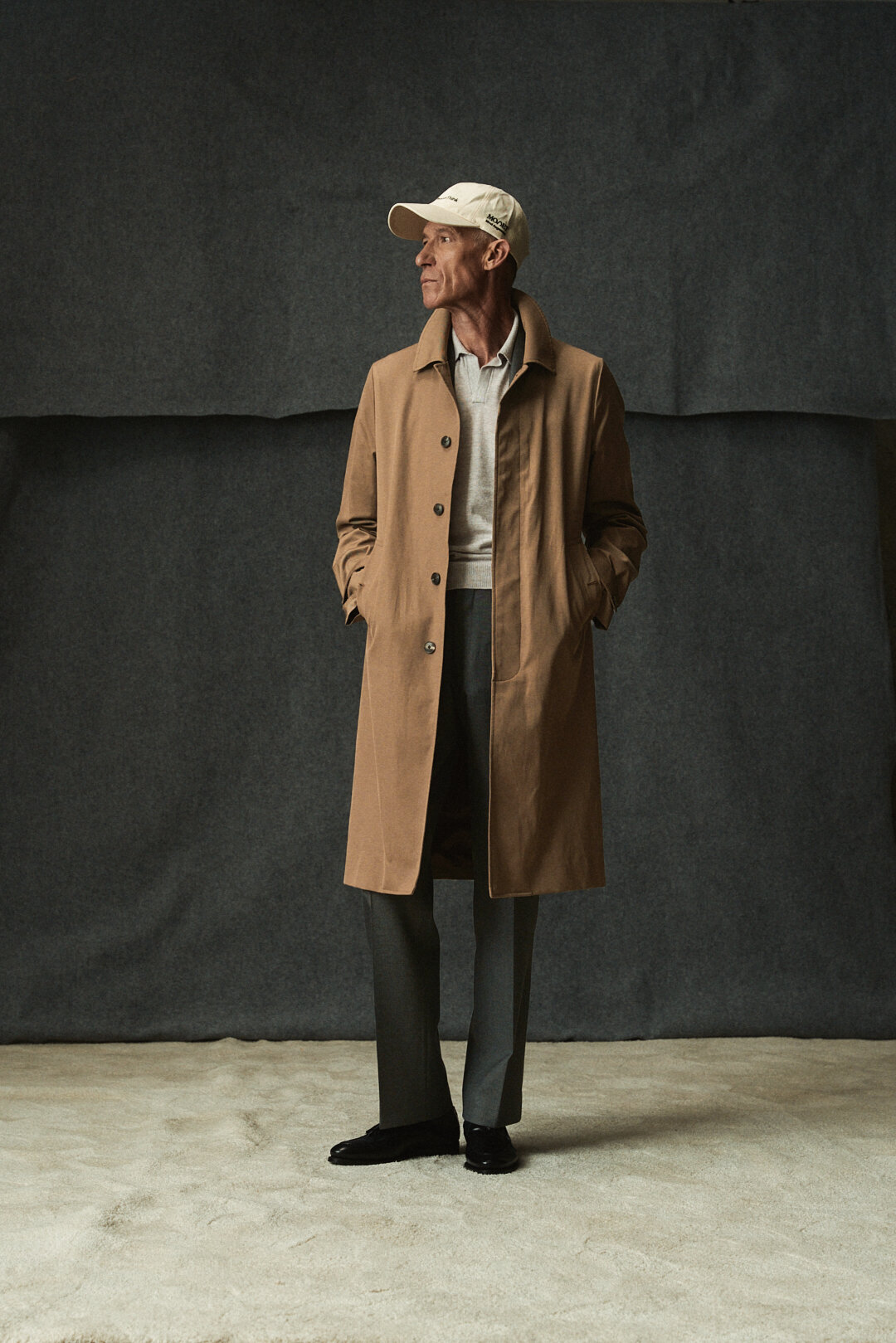 Grey Twill Anzug mit Camel Trenchcoat und Polo Knit, Ansicht 8
