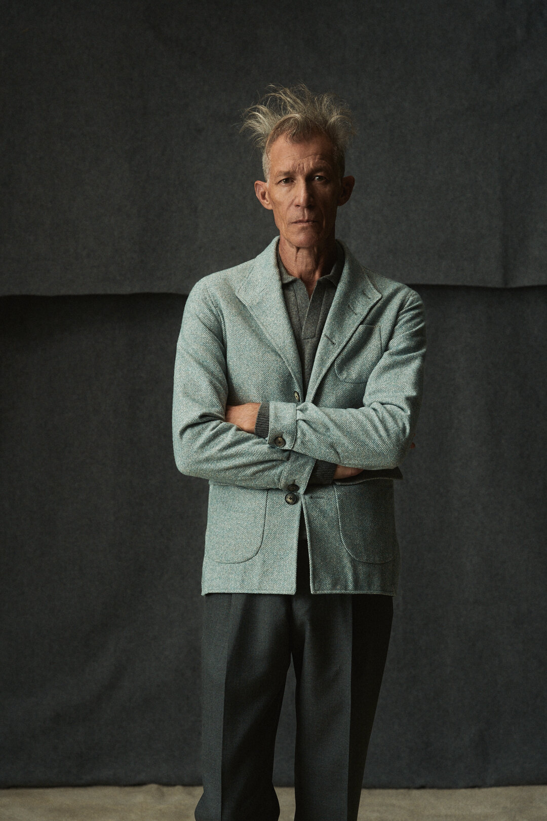 Mint Green-Light Grey Herringbone Unconstructed Casual Jacket mit Anthracite Mélange Polo Knit und Hose, Ansicht 2