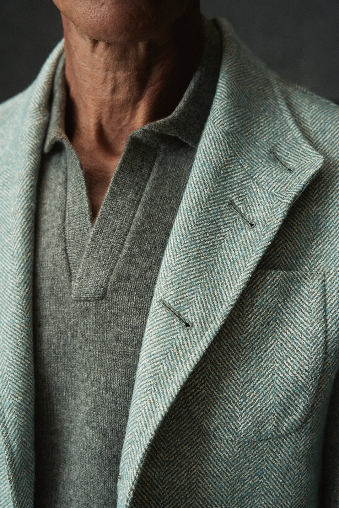 Mint Green-Light Grey Herringbone Unconstructed Casual Jacket mit Anthracite Mélange Polo Knit und Hose, Ansicht 3