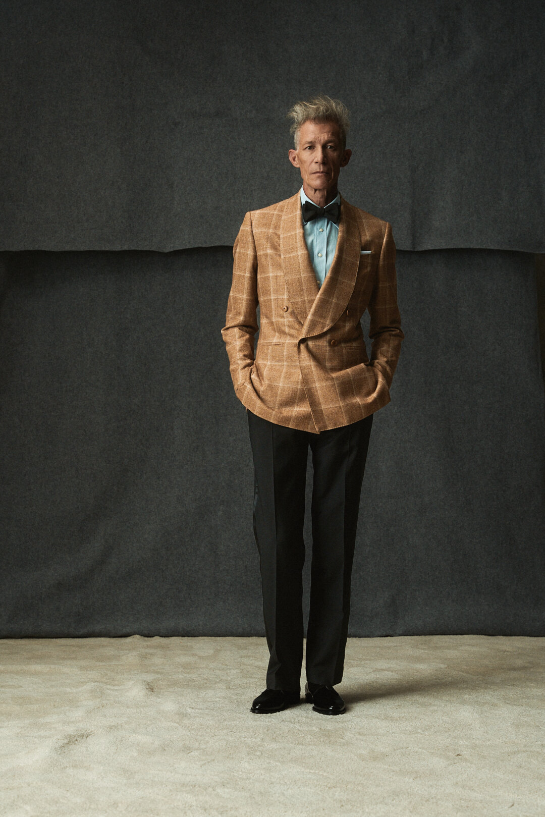 Light Amber Sharkskin Sakko mit Light Blue Denim Hemd und Hose — Detail