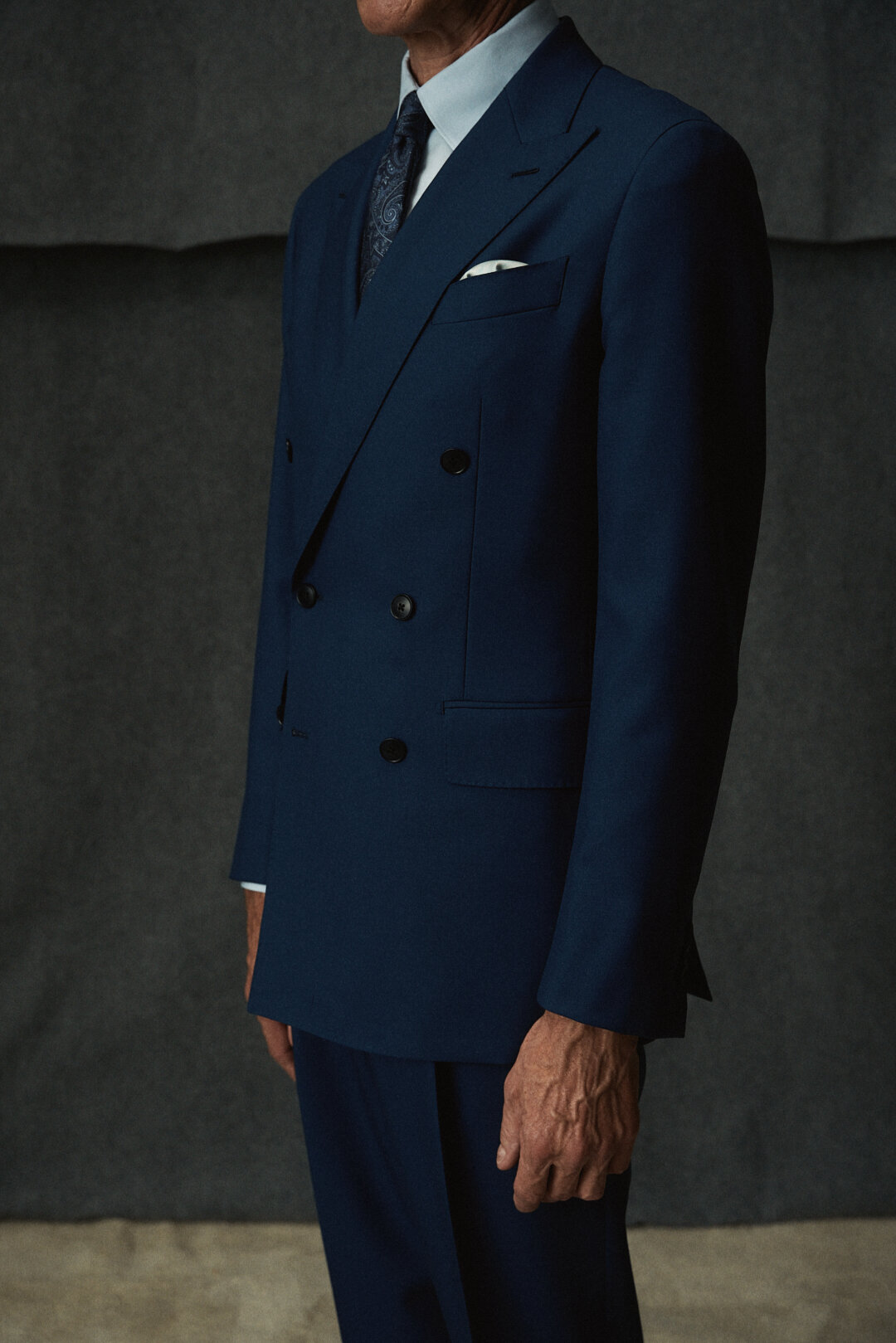 Petrol Blue Wool Double Breasted Anzug mit Light Blue Poplin Fil-A-Fil Hemd — Detail