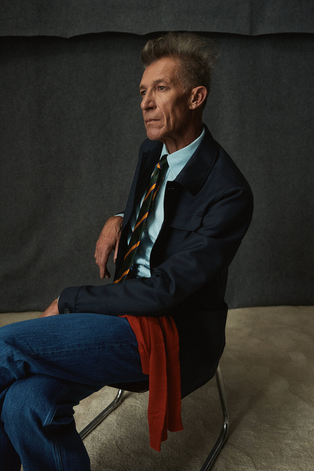 Midnight Blue Sharkskin Utility Jacket mit Light Blue Poplin Fil-A-Fil Hemd und Jeans, Ansicht 4