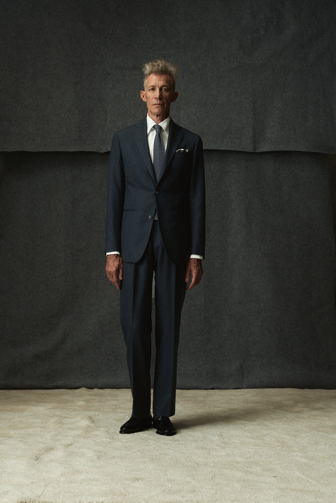 Midnight Blue Sharkskin Anzug mit White Oxford Hemd, Ansicht 2