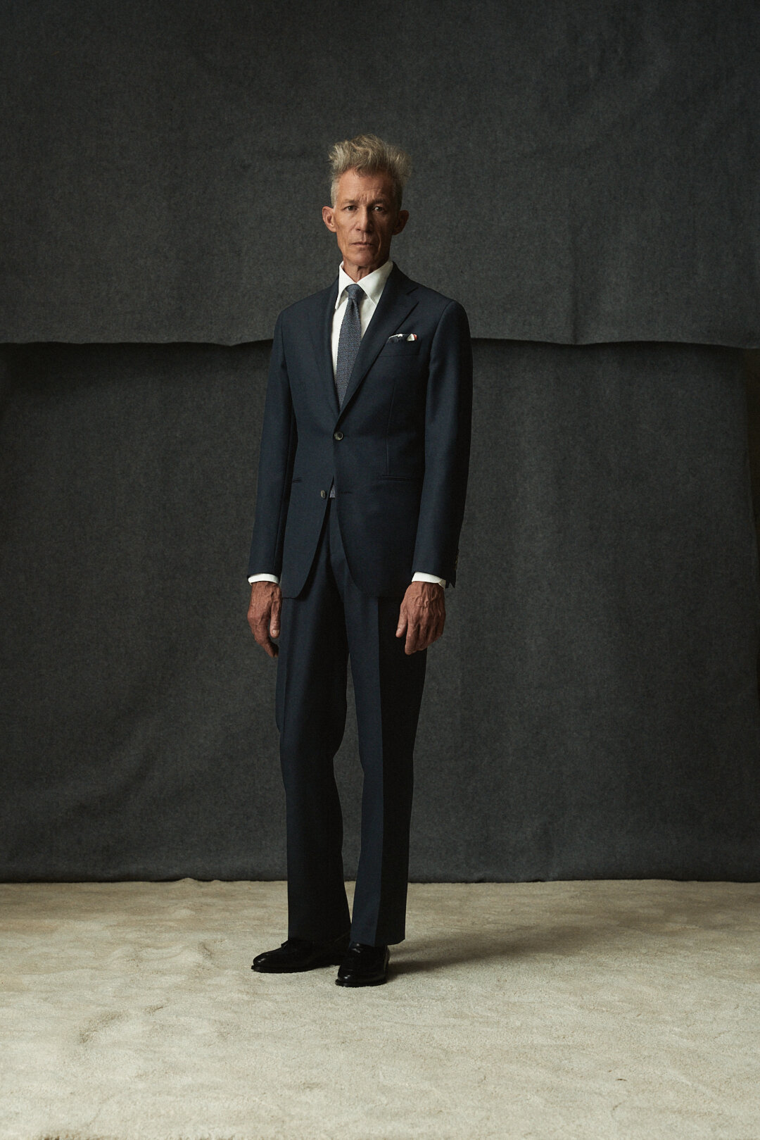 Midnight Blue Sharkskin Anzug mit White Oxford Hemd, Ansicht 3