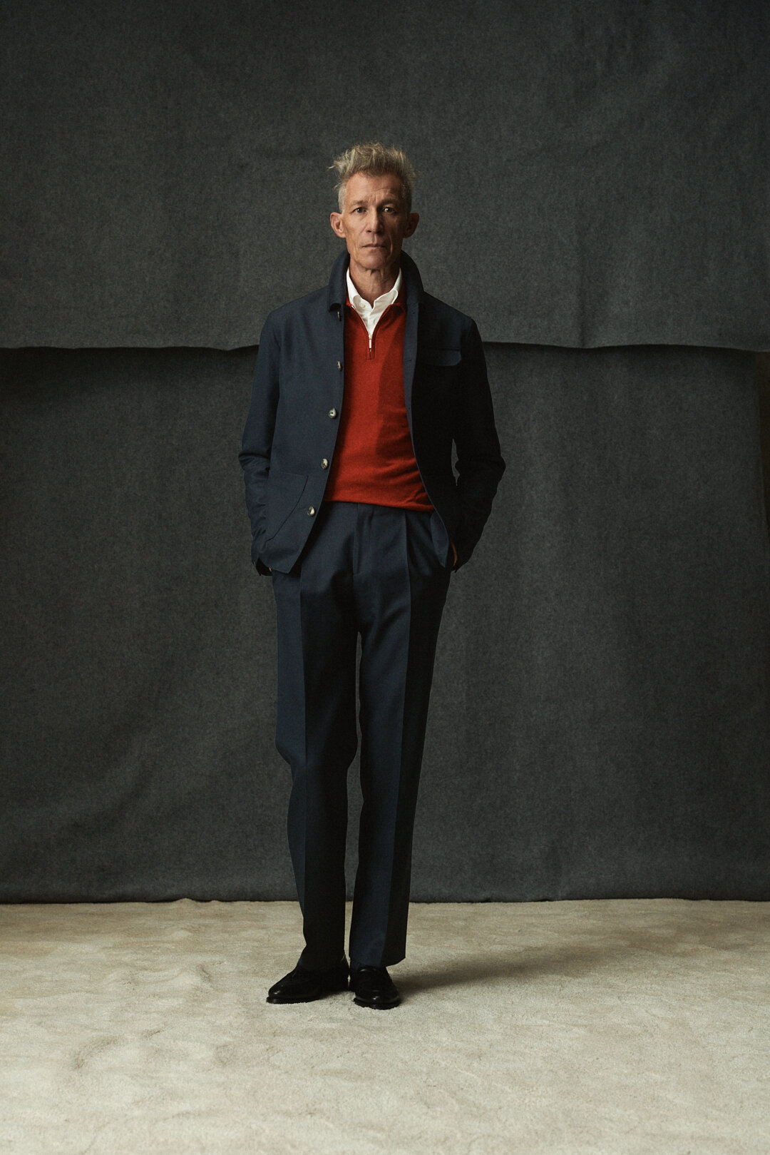 Midnight Blue Sharkskin Utility Jacket mit White Oxford Hemd und Polo Knit — Monokel Berlin Herbst | Winter 2026 Lookbook