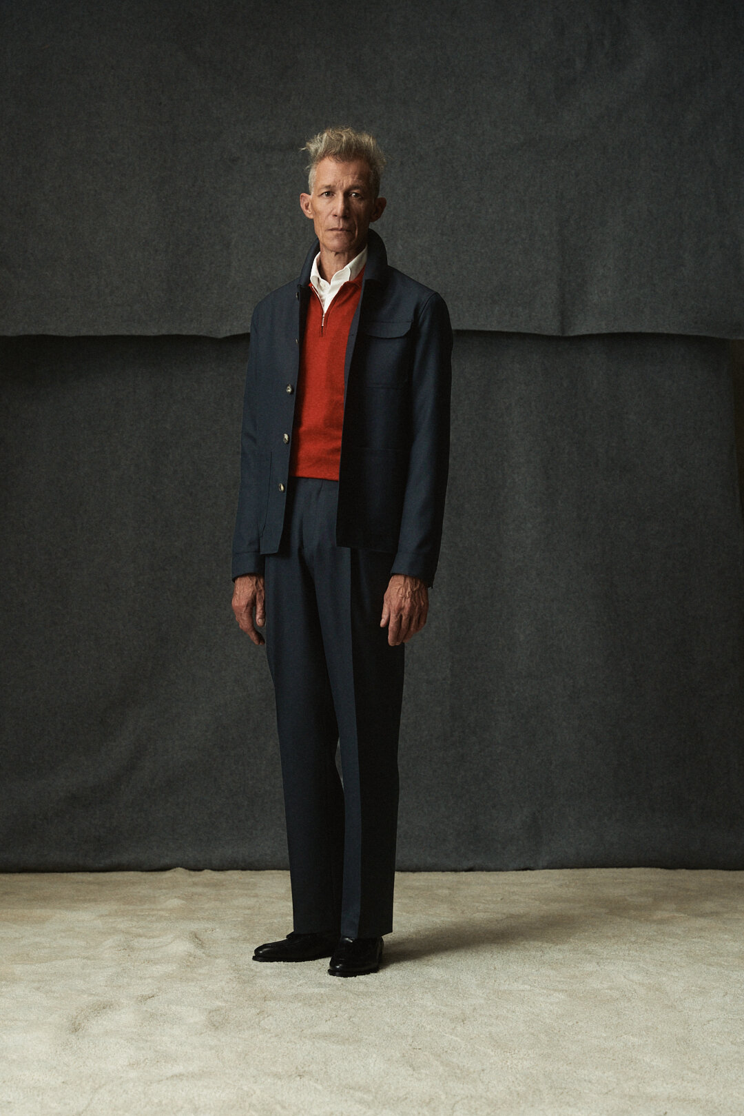 Midnight Blue Sharkskin Utility Jacket mit White Oxford Hemd und Polo Knit, Ansicht 2