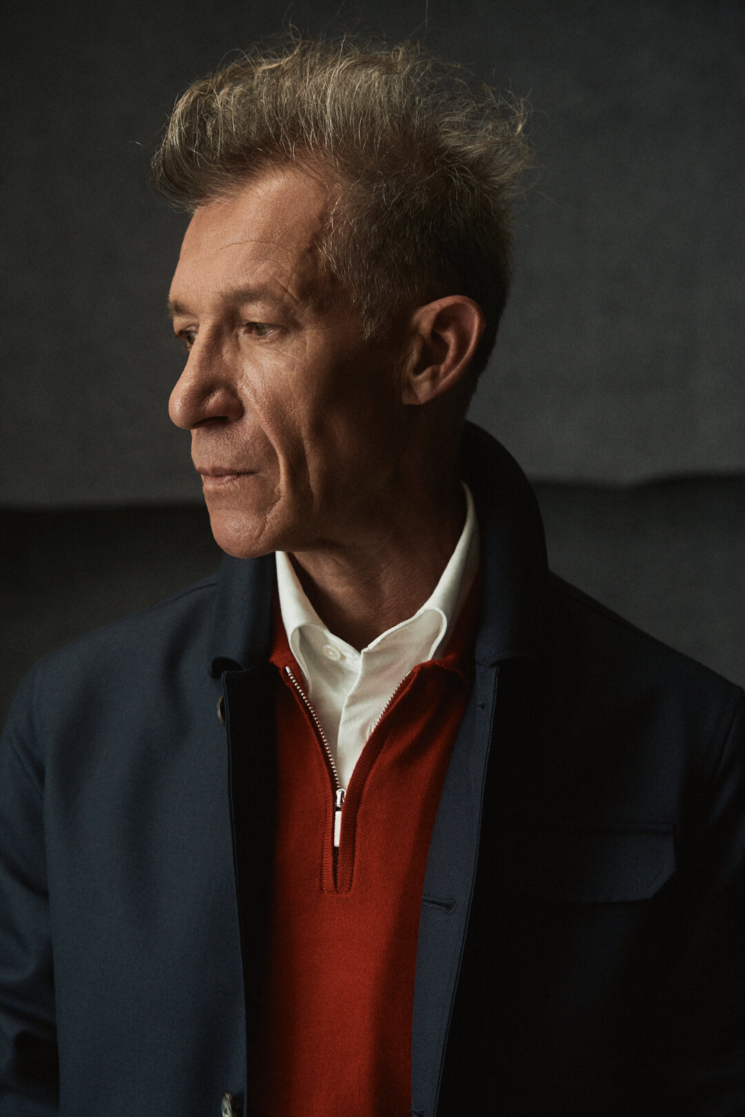 Midnight Blue Sharkskin Utility Jacket mit White Oxford Hemd und Polo Knit — Detail