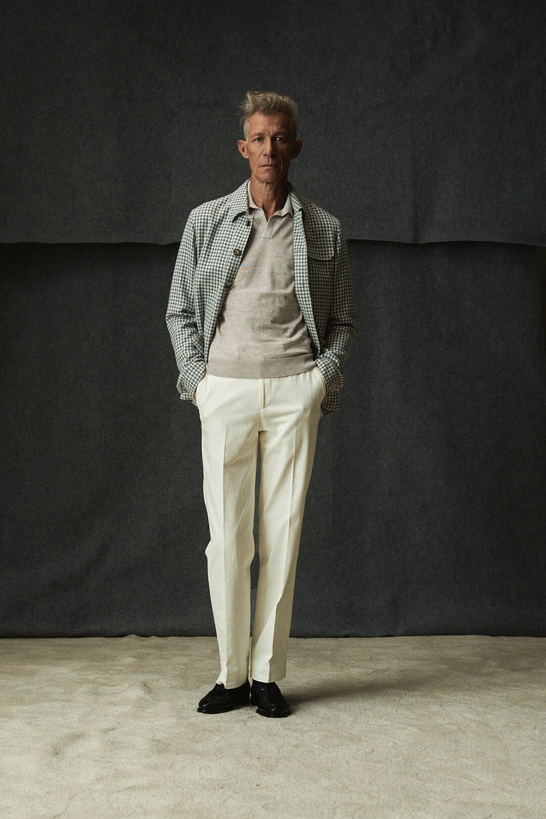 Light Brown-Anthracite Flannel Mantel mit Dusty Blue-Off-White Houndstooth Hemd und Polo Knit, Ansicht 12