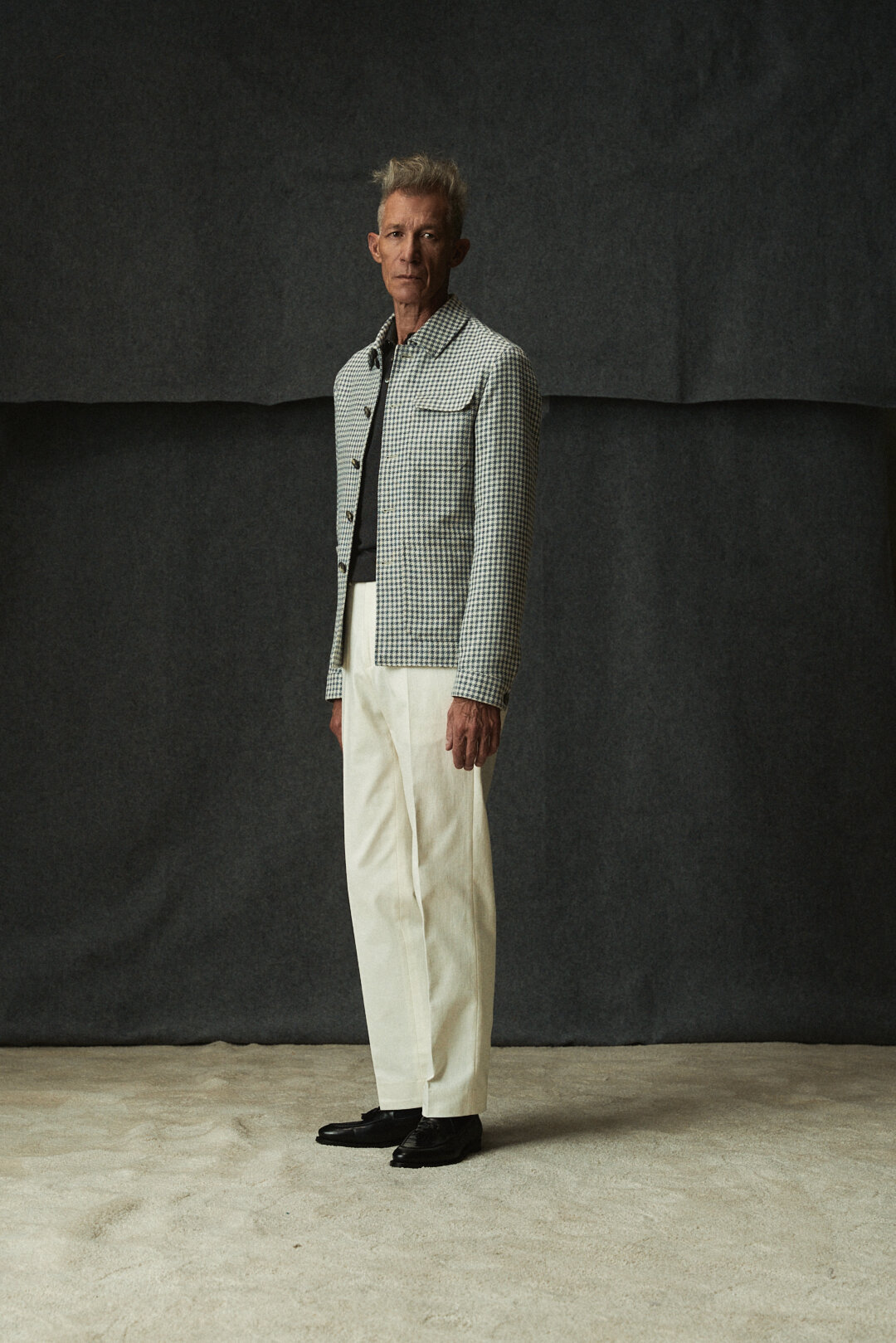 Light Brown-Anthracite Flannel Mantel mit Dusty Blue-Off-White Houndstooth Hemd und Polo Knit, Ansicht 9