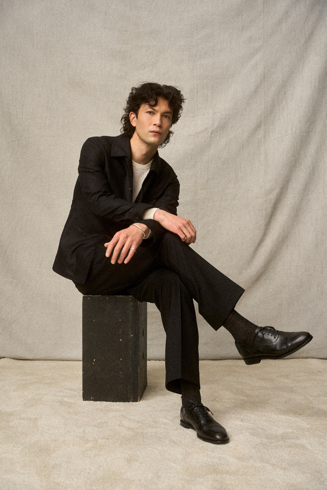 Black Silk-Wool Basketweave Utility Jacket mit Merino Crew Neck, Ansicht 7 — Monokel Berlin