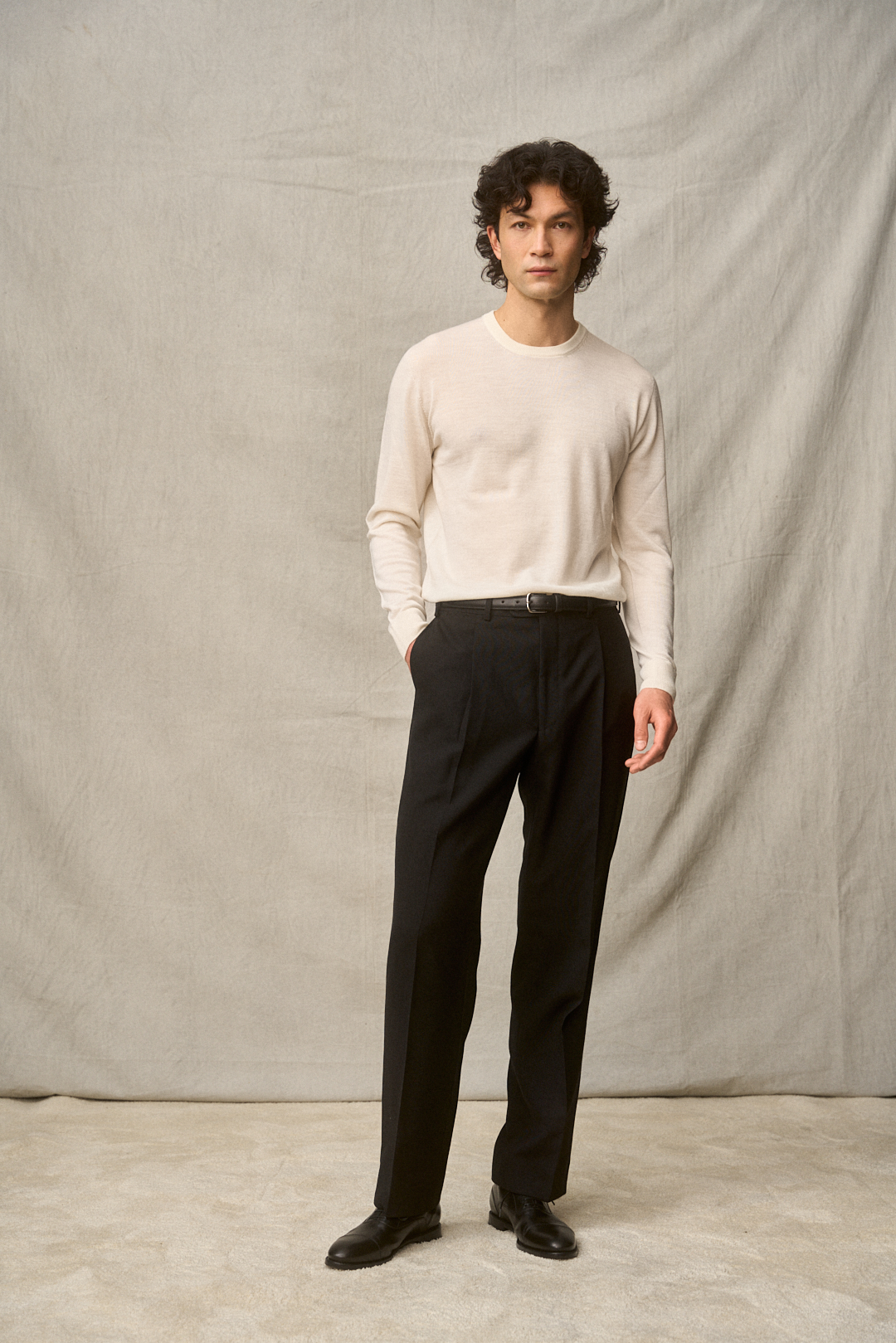Ivory Merino Crew Neck mit schwarzer Wollhose — Monokel Berlin SS26 Lookbook