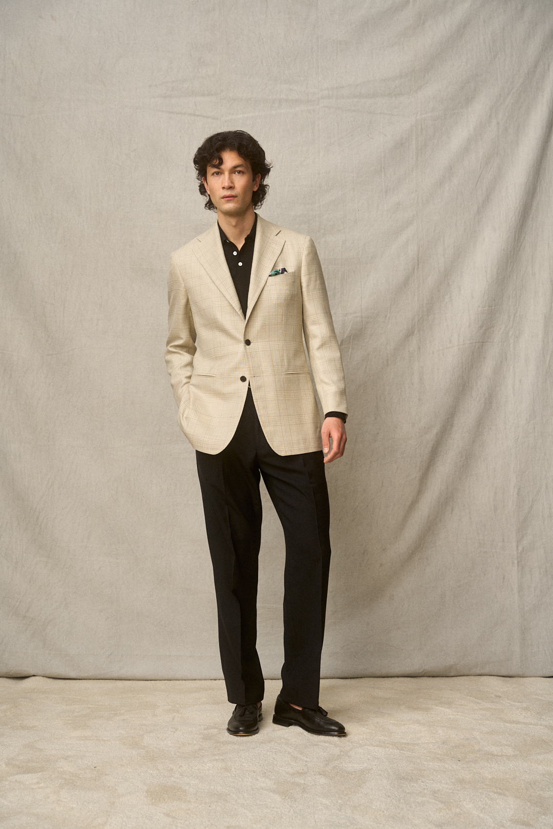 Ivory-Cream Glencheck Sakko mit schwarzem Polo, Ansicht 2