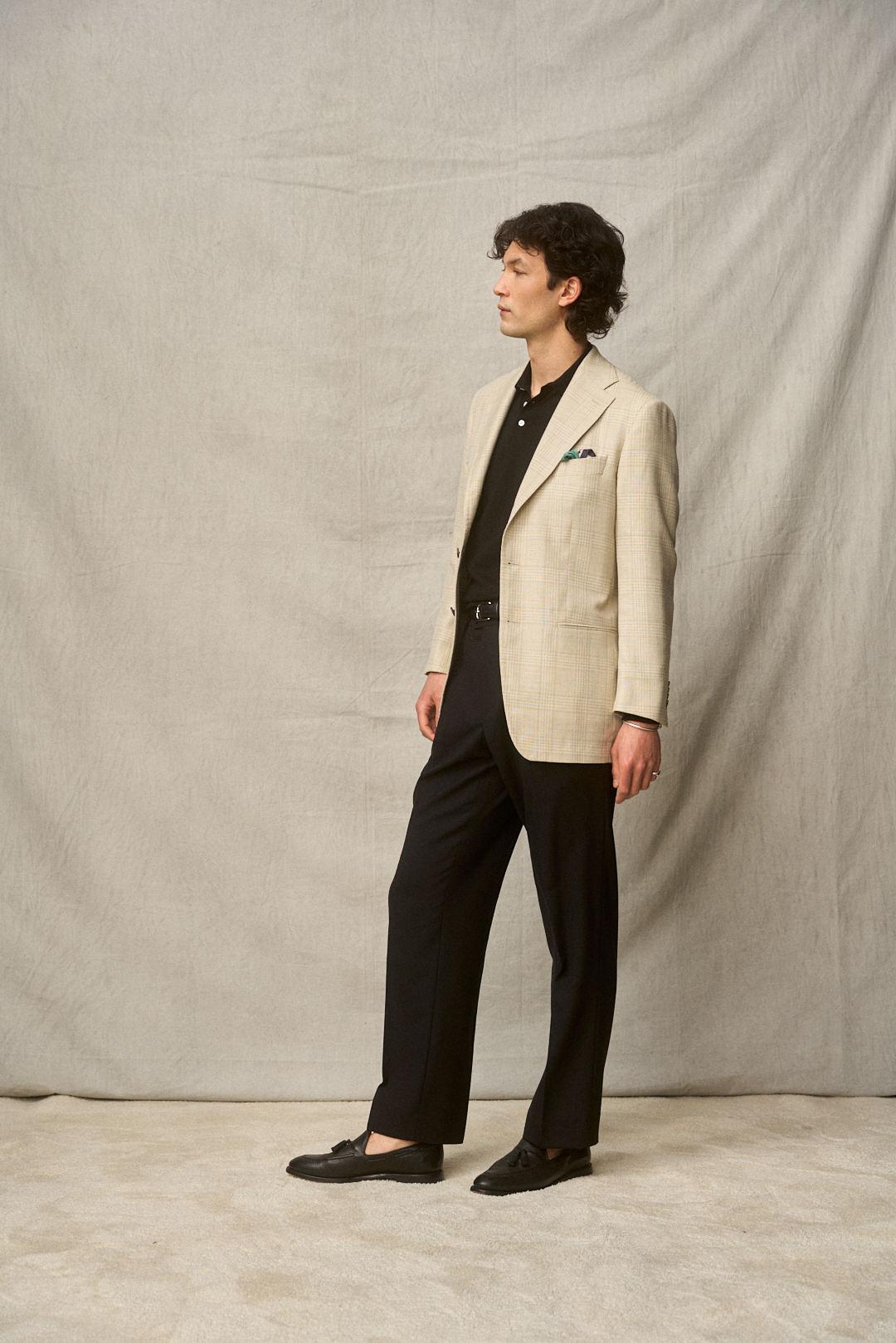 Ivory-Cream Glencheck Sakko mit schwarzem Polo, Ansicht 3