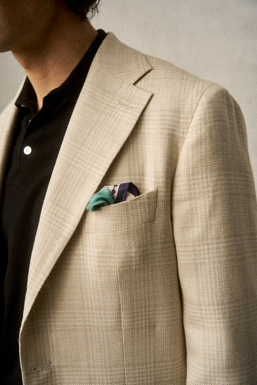 Ivory-Cream Glencheck Sakko mit schwarzem Polo, Ansicht 4