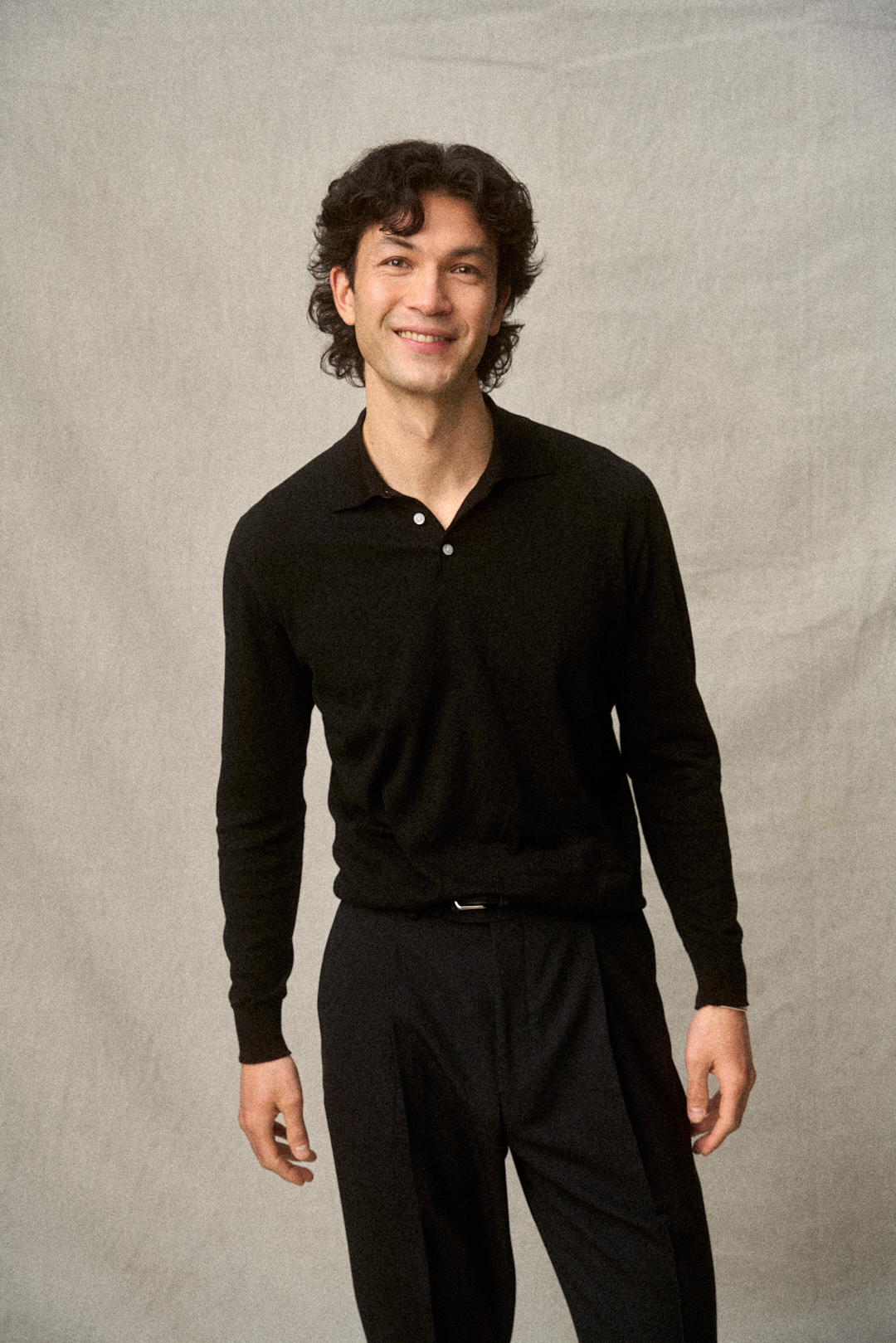 Schwarzes Polo mit Wollhose und Tassel Loafer — Detail