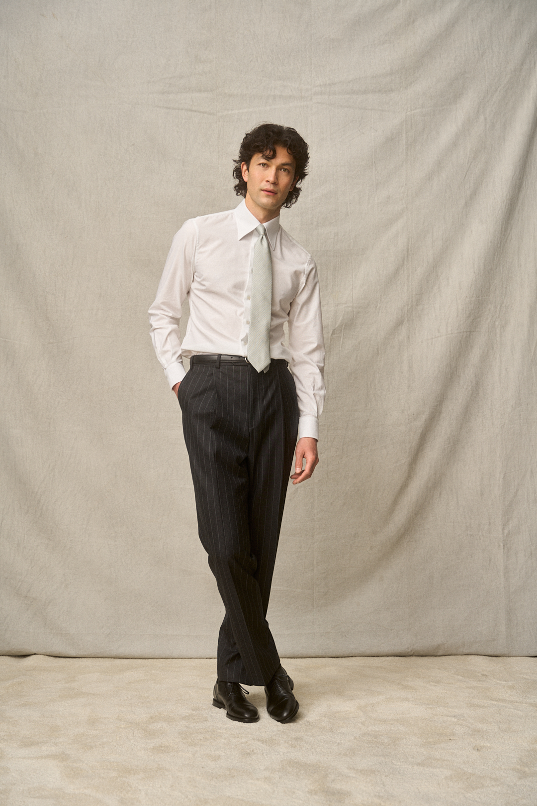 Charcoal Grey Chalkstripe Hose mit weissem Sateen-Hemd — Monokel Berlin SS26 Lookbook