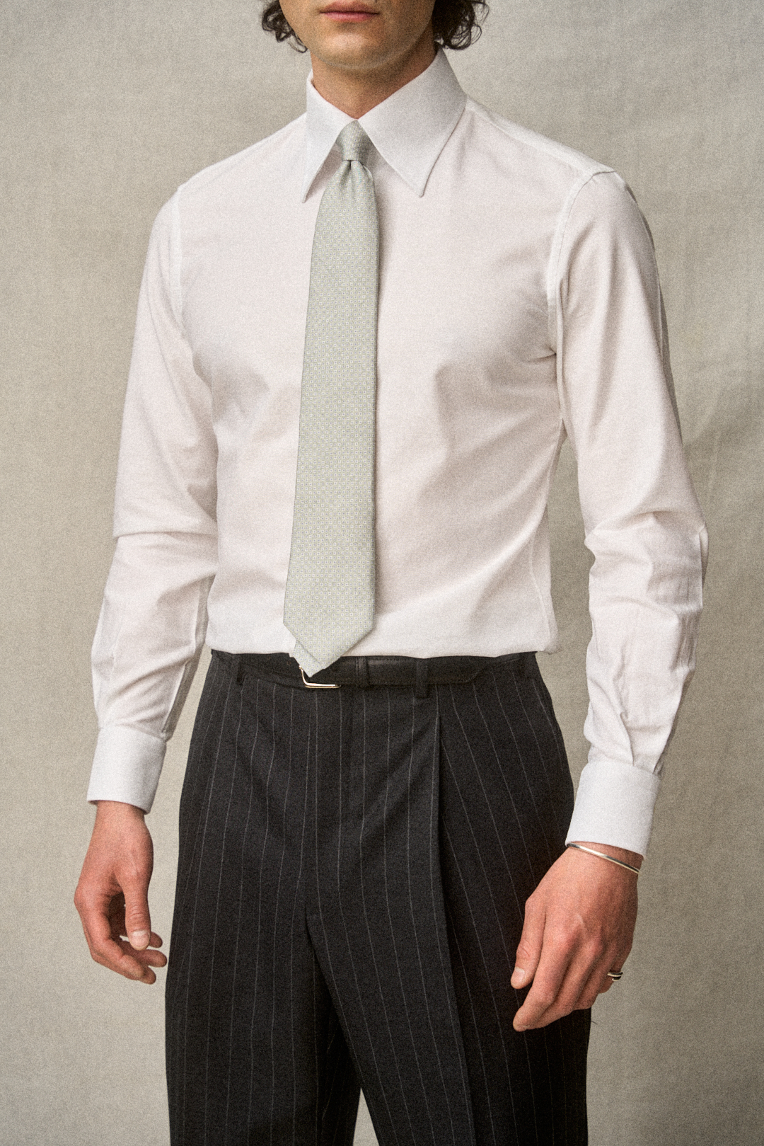 Charcoal Grey Chalkstripe Hose mit weissem Sateen-Hemd — Detail