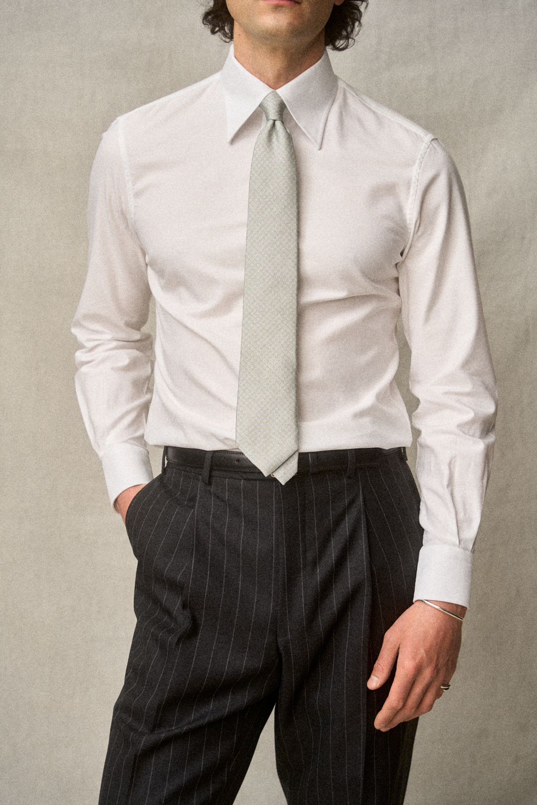 Charcoal Grey Chalkstripe Hose mit weissem Oxford-Hemd, Ansicht 3