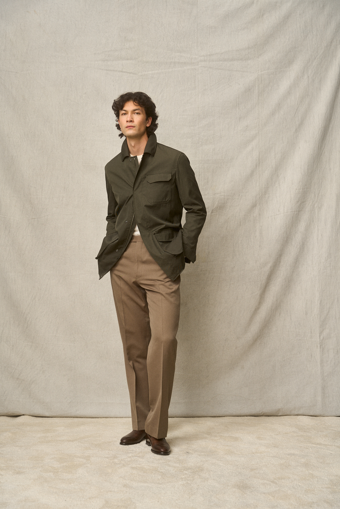 Olive Cotton Field Jacket mit Twill-Hose und Merino — Monokel Berlin SS26 Lookbook