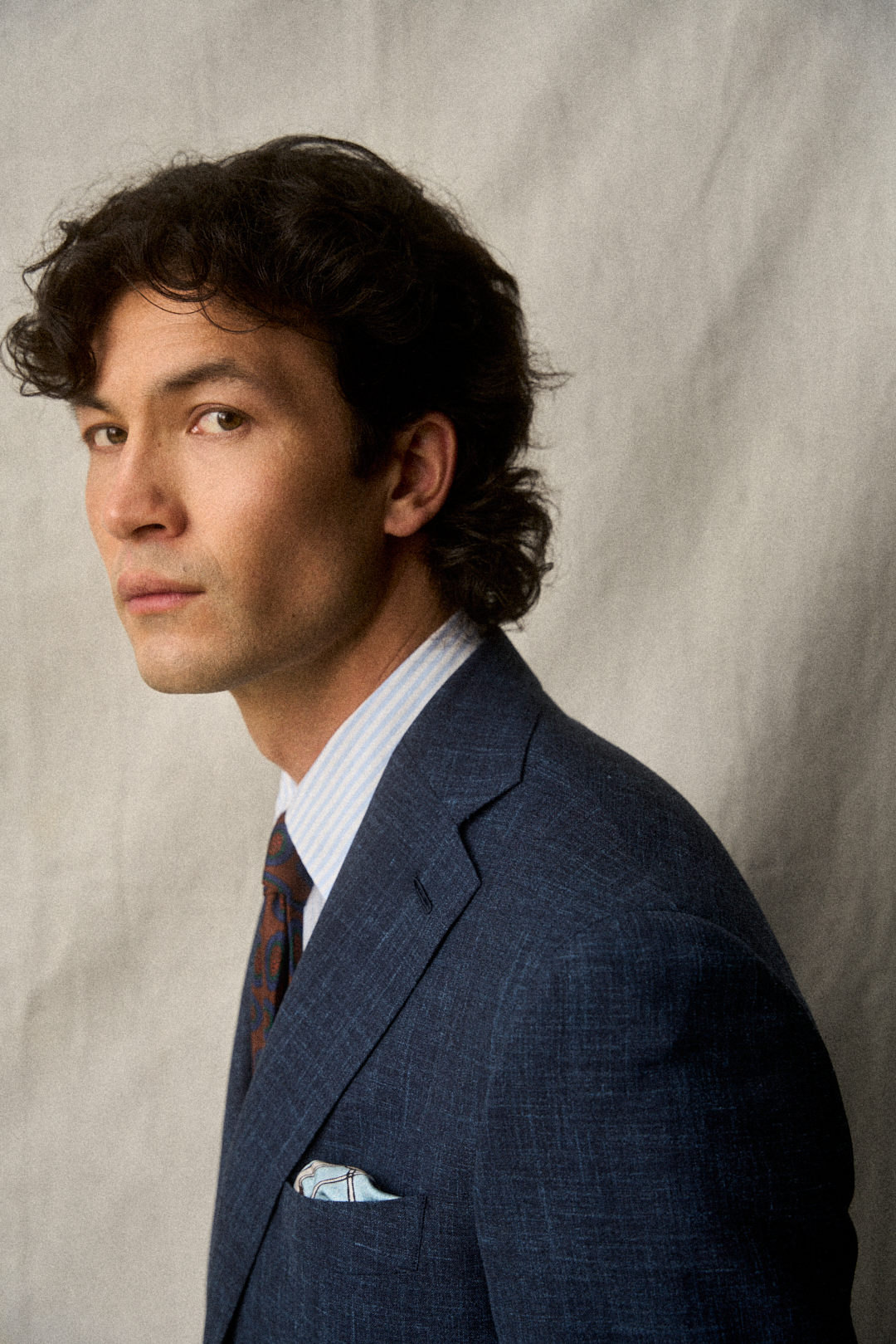 Storm Blue Wool-Silk-Linen Anzug mit Seersucker-Hemd, Ansicht 2