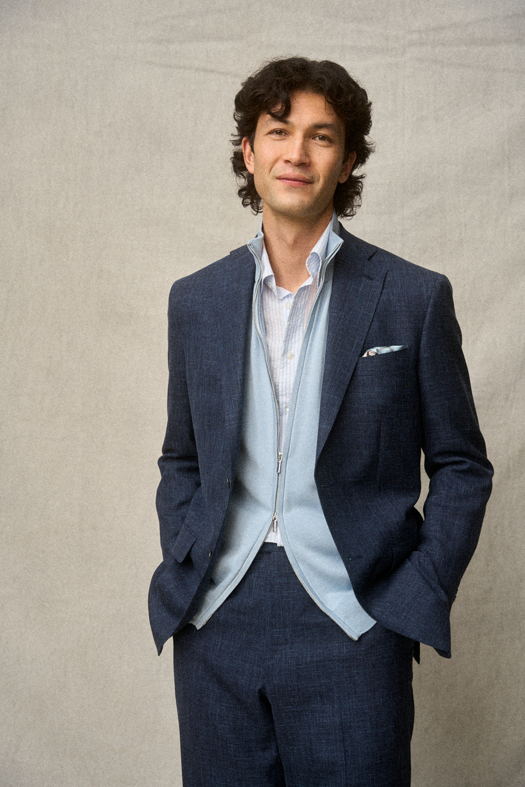 Storm Blue Anzug mit Bodywarmer und Seersucker — Detail