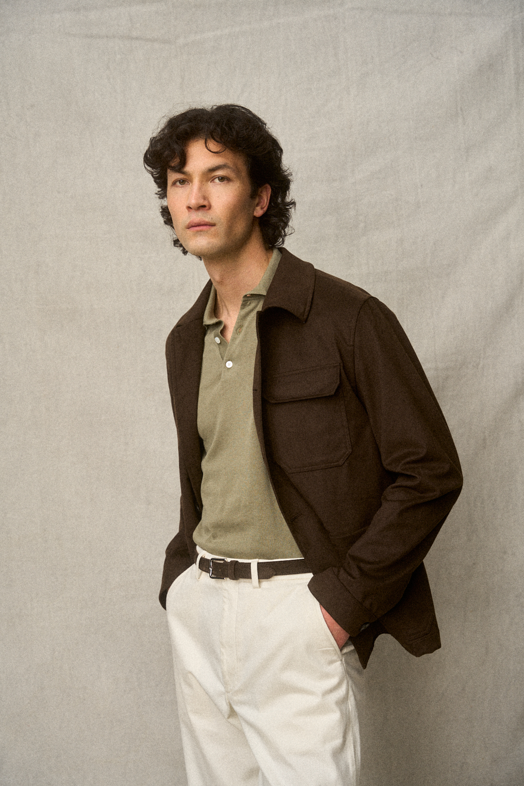 Chocolate Suede Blouson mit Off-White Chino und Knitwear, Ansicht 3