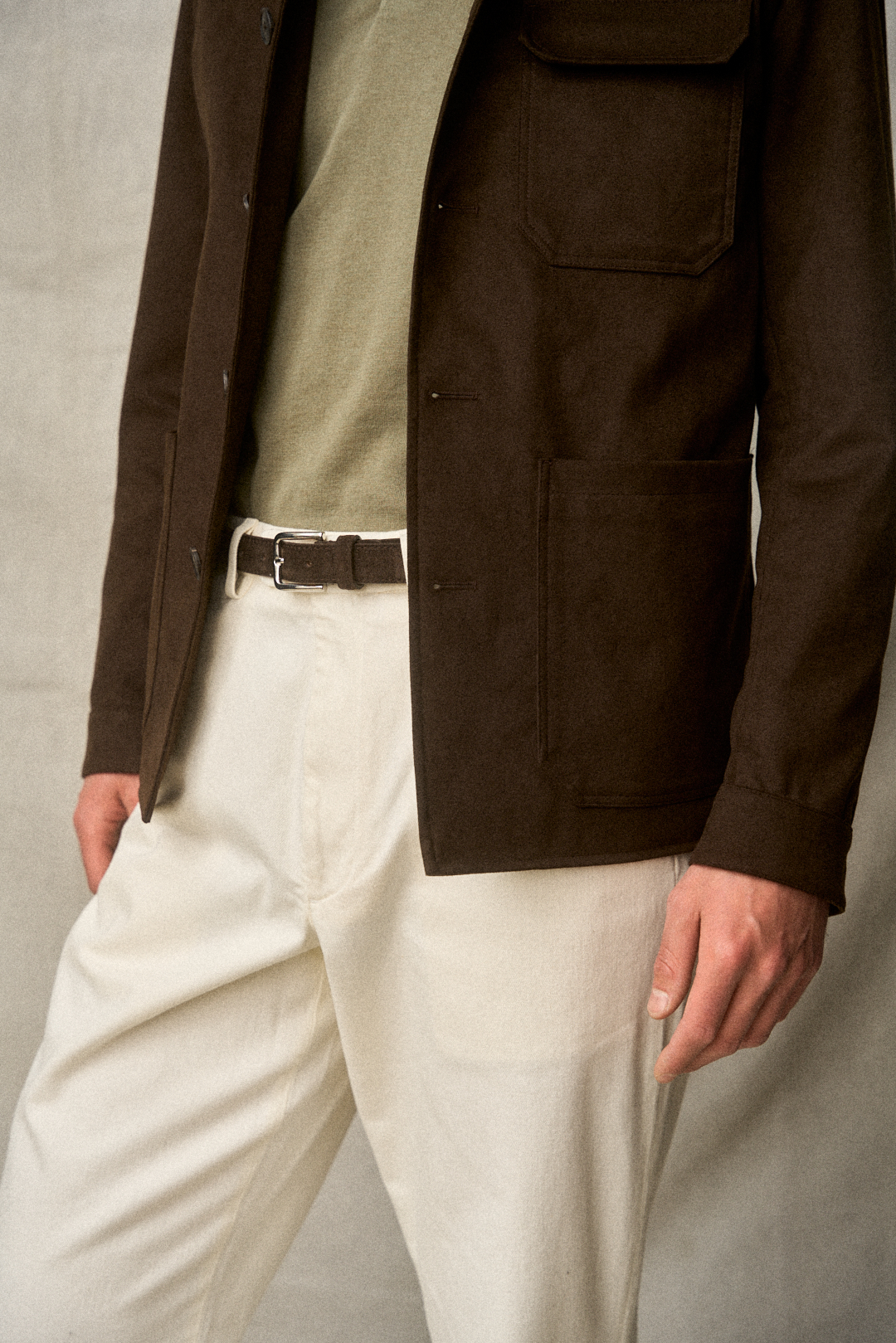 Chocolate Suede Blouson mit Off-White Chino und Knitwear, Ansicht 5