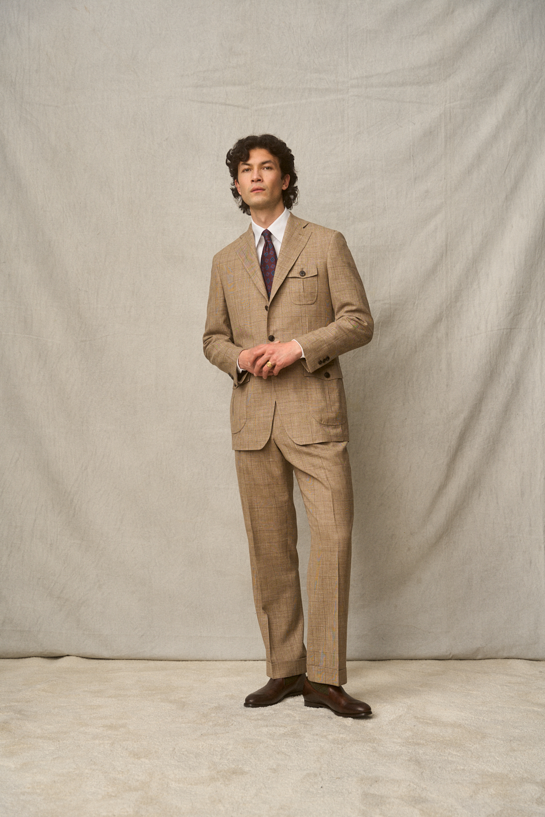 Brown-Sand Glencheck Anzug mit Oxford-Hemd — Monokel Berlin SS26 Lookbook