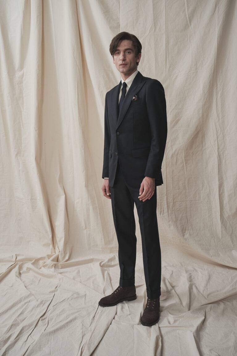 Anzug aus robustem mitternachtblauem Wolltwill — Monokel Berlin