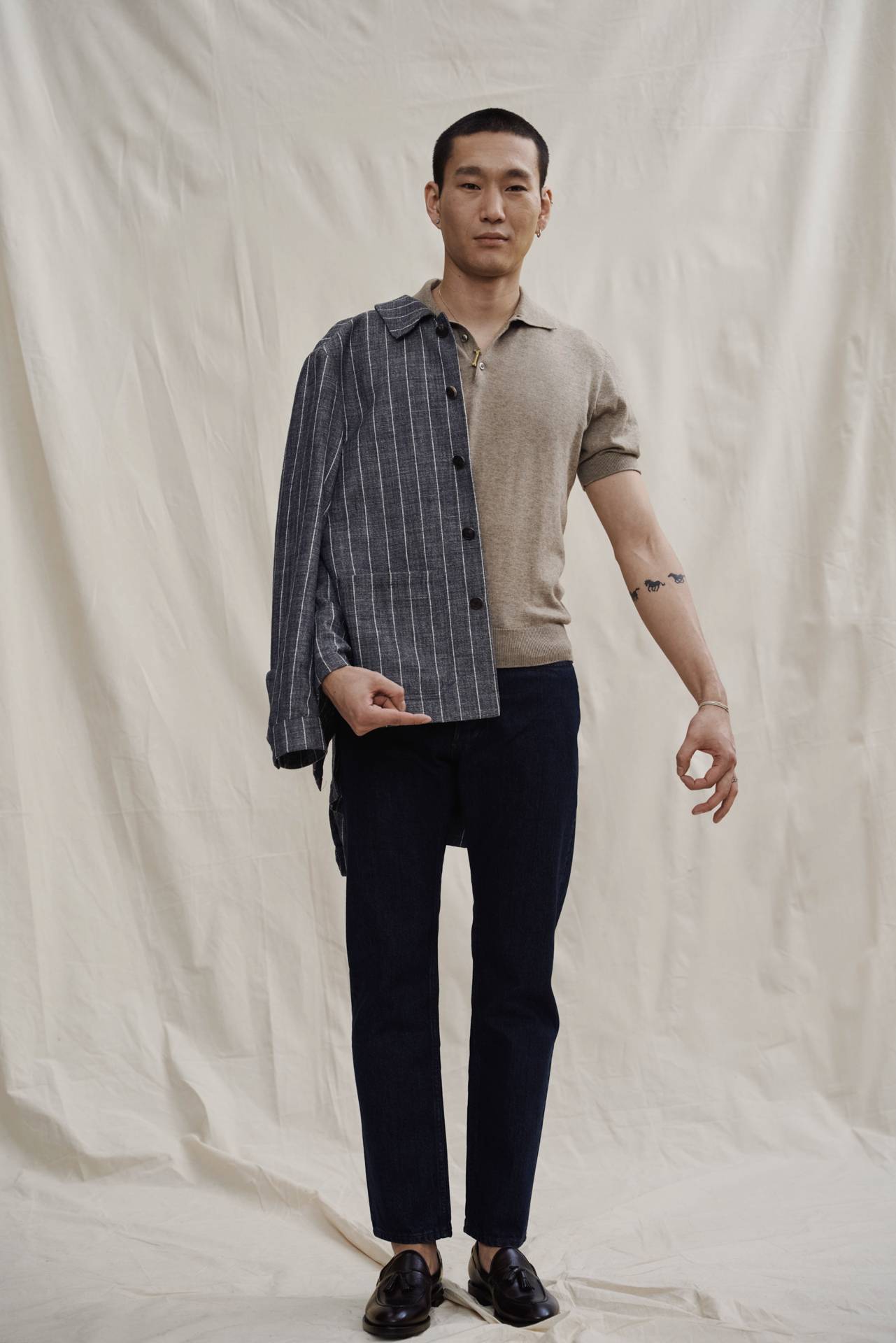 Seitenansicht der Utility Jacket mit offenem Revers