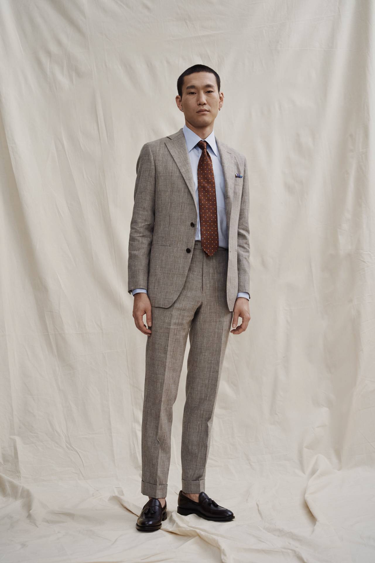 Leichter brauner Leinen-Wolle Sommeranzug in Ganzkoeperansicht