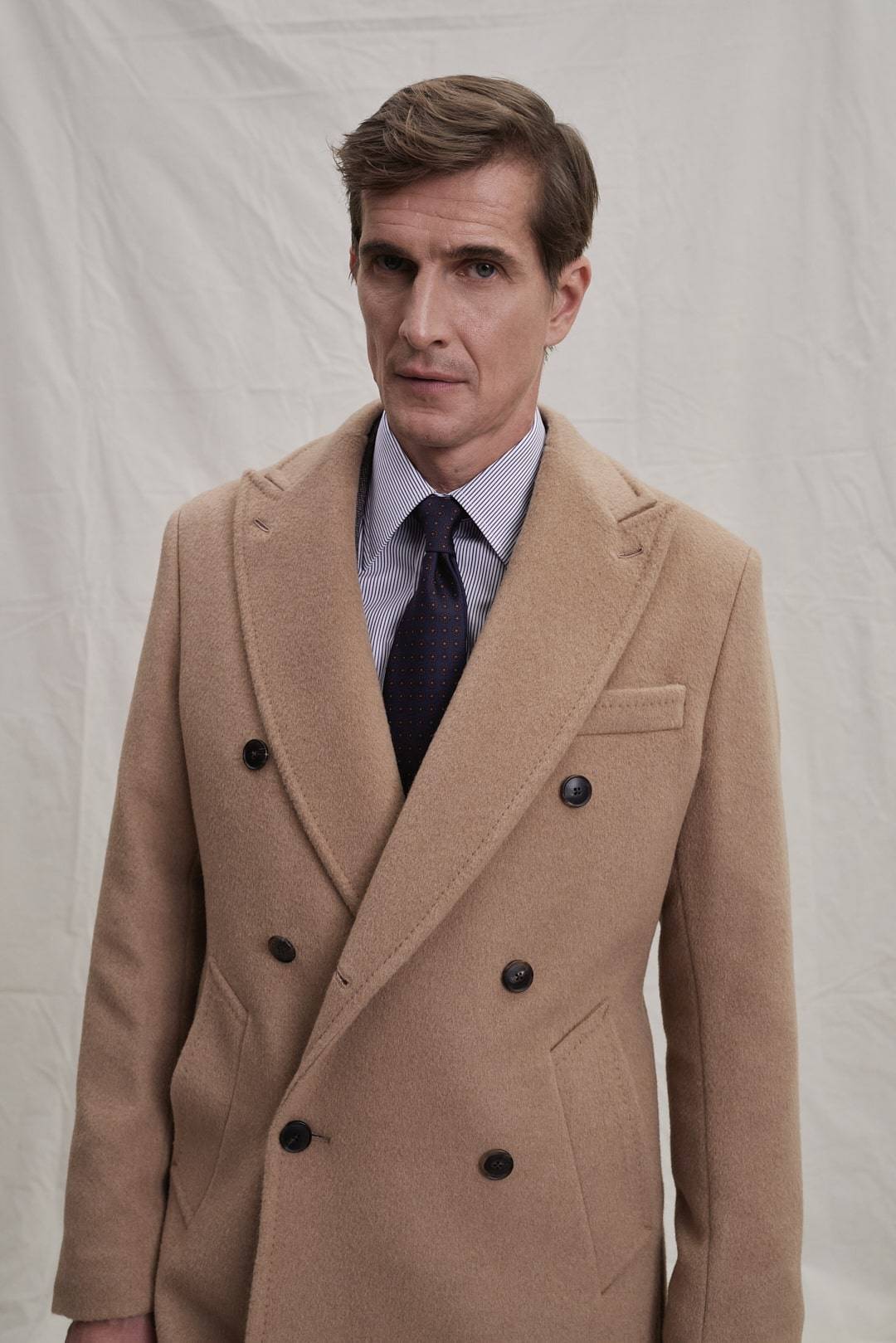 Beiger zweireihiger Kamelhaar Maßmantel — Monokel Berlin