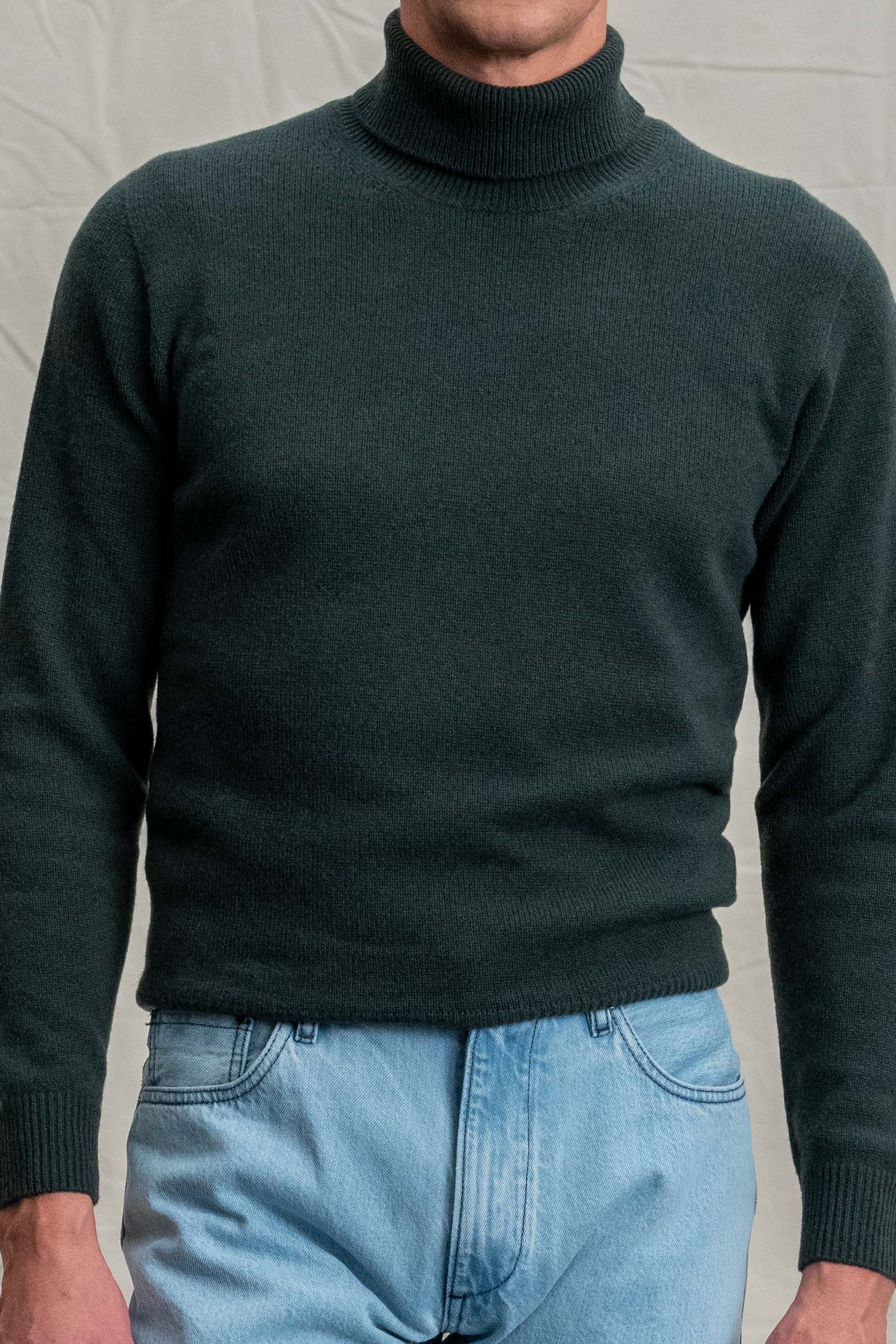 Dunkelgrüner Wolle-Kaschmir Rollkragenpullover Frontansicht