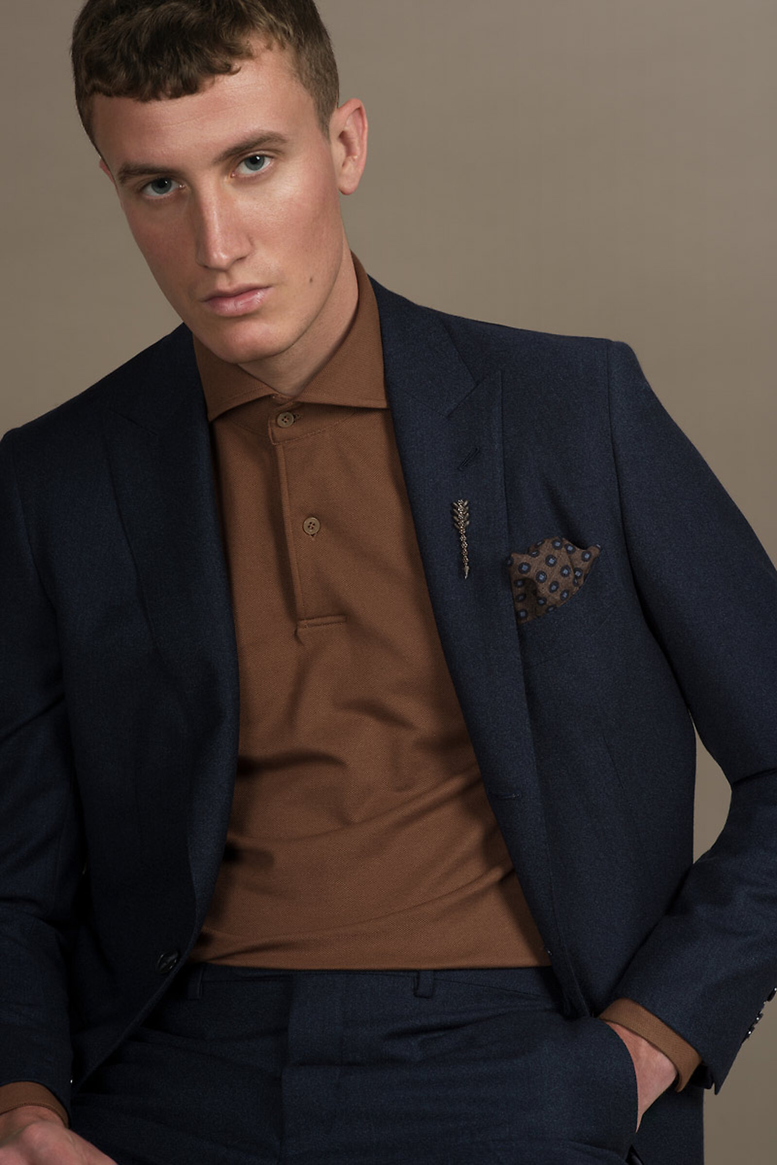 Braunes Polohemd nach Maß — Monokel Berlin Lookbook