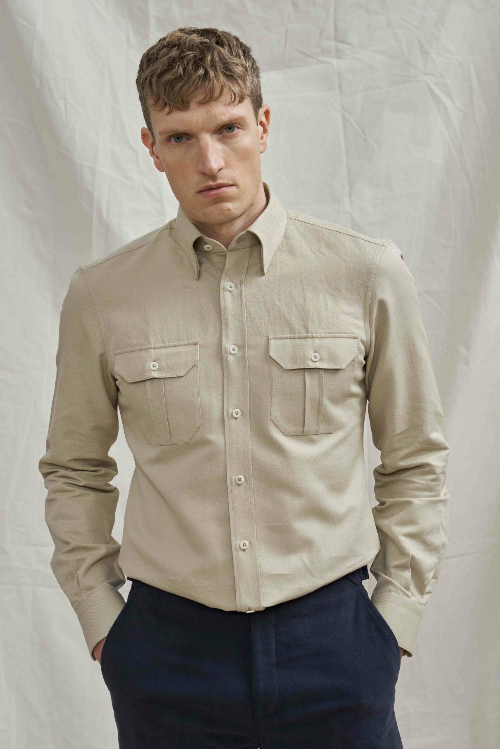 Beigefarbenes Leinen-Maßhemd mit Brusttaschen und Hidden Button Down