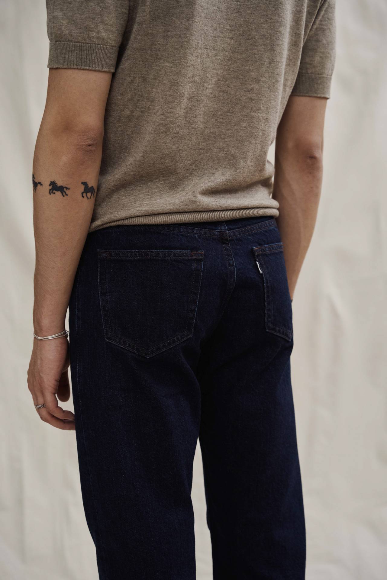 Grey Cast Selvedge Maßjeans mit Polo und laessigem Sommeroutfit