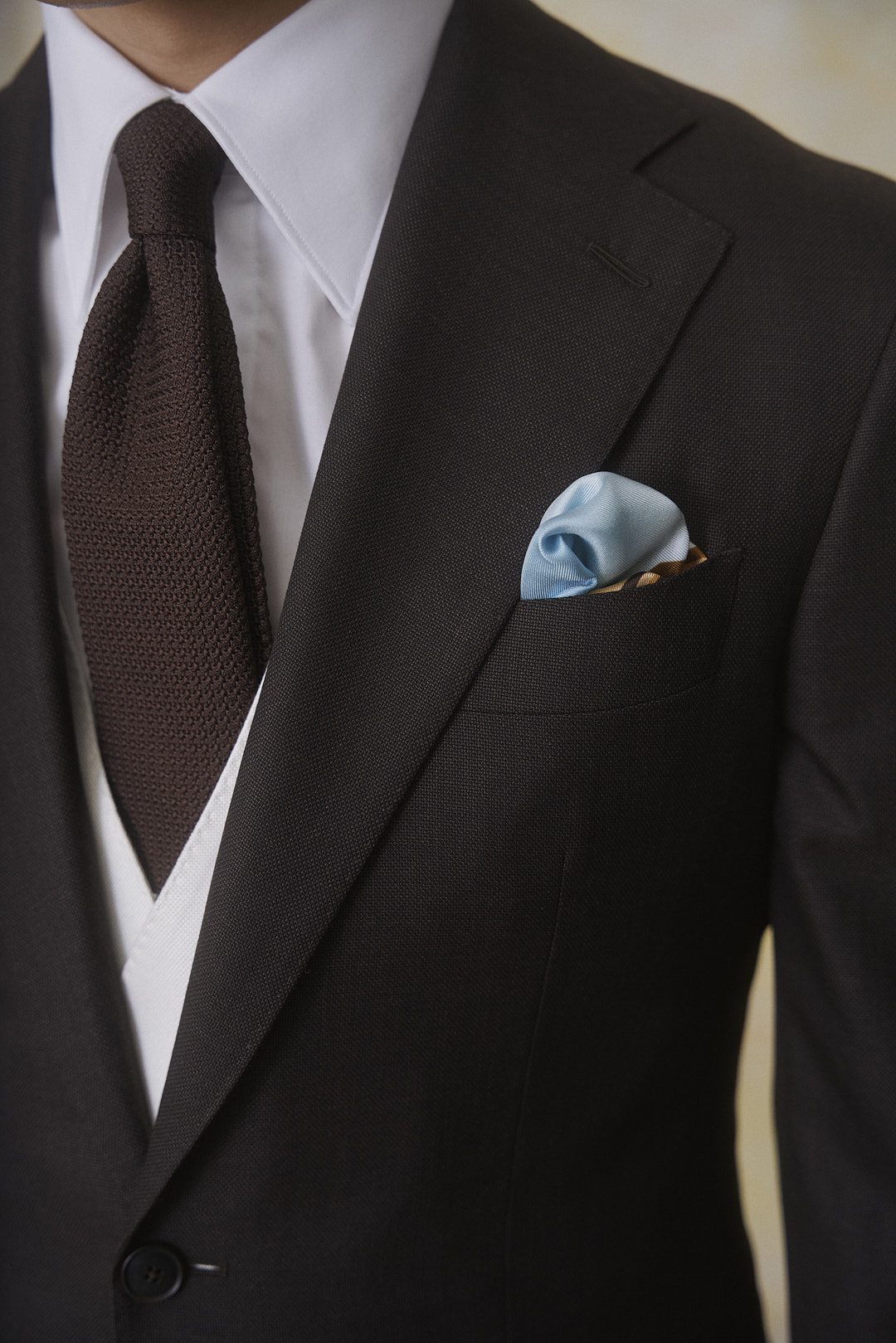 Einstecktuch und Revers Detail am Hochzeitsanzug