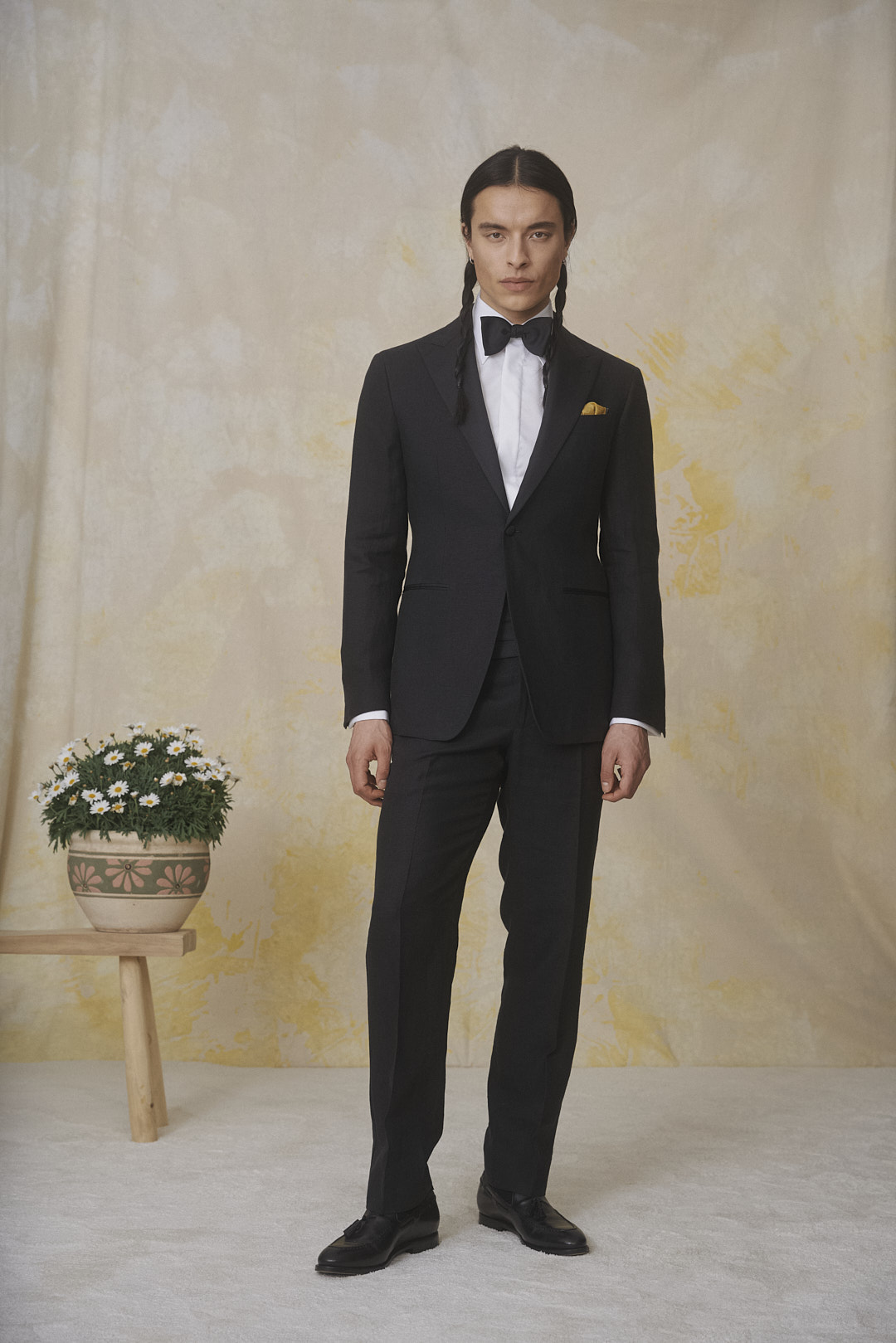 Schwarzer Leinen-Smoking mit Fliege und Kummerbund — Black Tie