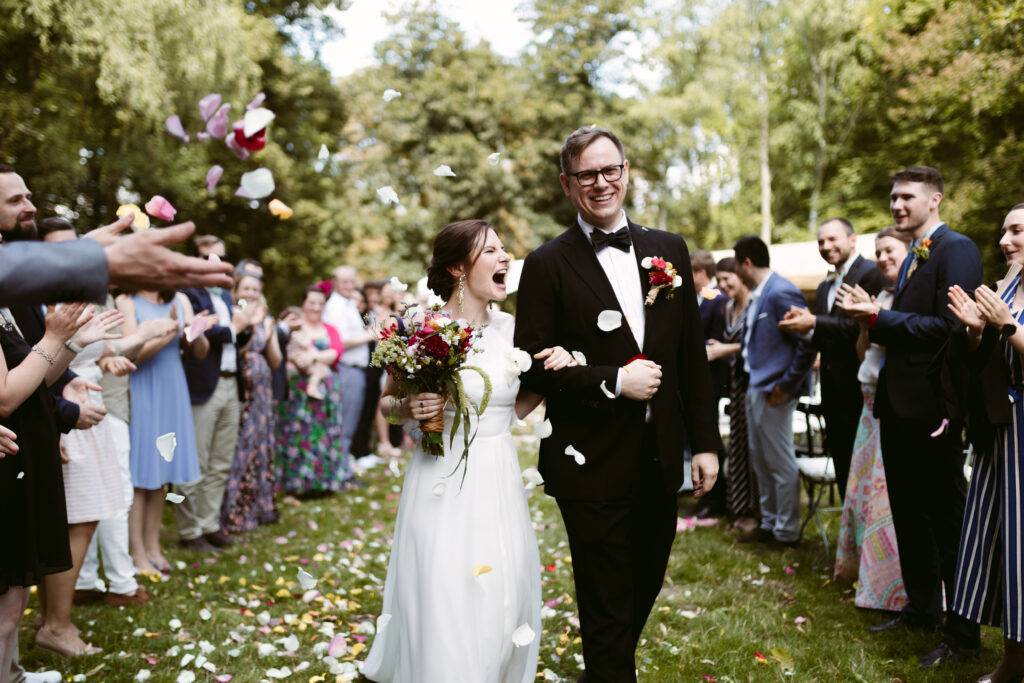 Bräutigam mit Trauzeugen am Hochzeitstag — Monokel Berlin